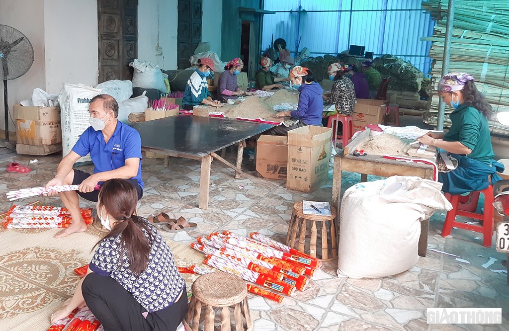 Những ng&agrave;y cuối năm &Acirc;m lịch 2021, PV B&aacute;o Giao th&ocirc;ng c&oacute; mặt tại thị trấn T&acirc;n Lạc (huyện Q&ugrave;y Ch&acirc;u, tỉnh Nghệ An). Theo ghi nhận, kh&ocirc;ng kh&iacute; sản xuất, mua b&aacute;n hương trầm diễn ra tấp nập, rộn r&agrave;ng. C&ocirc;ng t&aacute;c ph&ograve;ng chống dịch bệnh Covid-19 được c&aacute;c cơ sở v&agrave; người c&ocirc;ng nh&acirc;n thực hiện nghi&ecirc;m t&uacute;c.