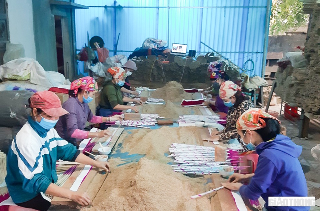 Từ s&aacute;ng sớm, tại cơ sở sản xuất hương của b&agrave; Ho&agrave;ng Thị Hợi, h&agrave;ng chục c&ocirc;ng nh&acirc;n đ&atilde; cặm cụi quấn từng que hương với c&aacute;c k&iacute;ch cỡ kh&aacute;c nhau. B&agrave; Hợi cho biết: M&ugrave;a sản xuất hương Tết bắt đầu từ th&aacute;ng 10 &Acirc;m lịch v&agrave; sản xuất cho đến gần Tết. Vụ hương năm nay, cơ sở gia đ&igrave;nh đ&igrave;nh b&agrave; quấn khoảng gần 1 triệu que hương kh&aacute;c nhau.