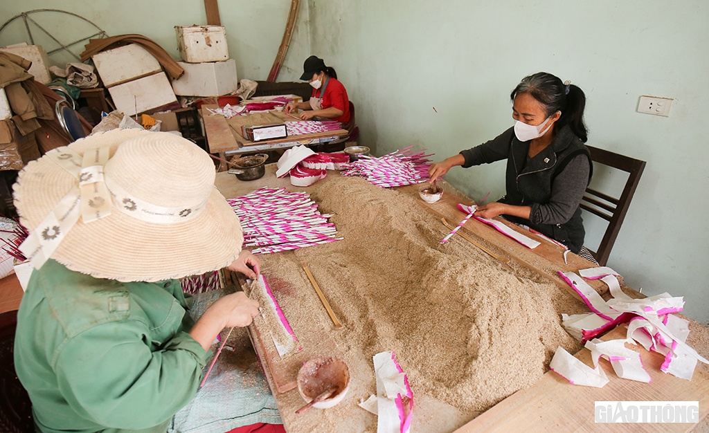 C&aacute;ch đ&oacute; kh&ocirc;ng xa, kh&ocirc;ng kh&iacute; sản xuất hương tại cơ sở sản xuất hương của chị Nguyễn Thị Kim Anh cũng rộn r&agrave;ng kh&ocirc;ng k&eacute;m. Chị Anh cho biết: Năm nay do đại dịch Covid-19 diễn biến phức tạp n&ecirc;n việc sản xuất của cơ sở kh&aacute; cầm chừng, ước khoảng 2 vạn que.  &ldquo;D&ugrave; rất muốn tăng sản lượng nhưng cơ sở vừa sản xuất vừa nghe ng&oacute;ng t&igrave;nh h&igrave;nh dịch bệnh. Bởi nếu kh&ocirc;ng may, dịch diễn biến phức tạp th&ecirc;m một c&aacute;i lại ế h&agrave;ng th&igrave; lại thất thu&rdquo;, chị Anh n&oacute;i.