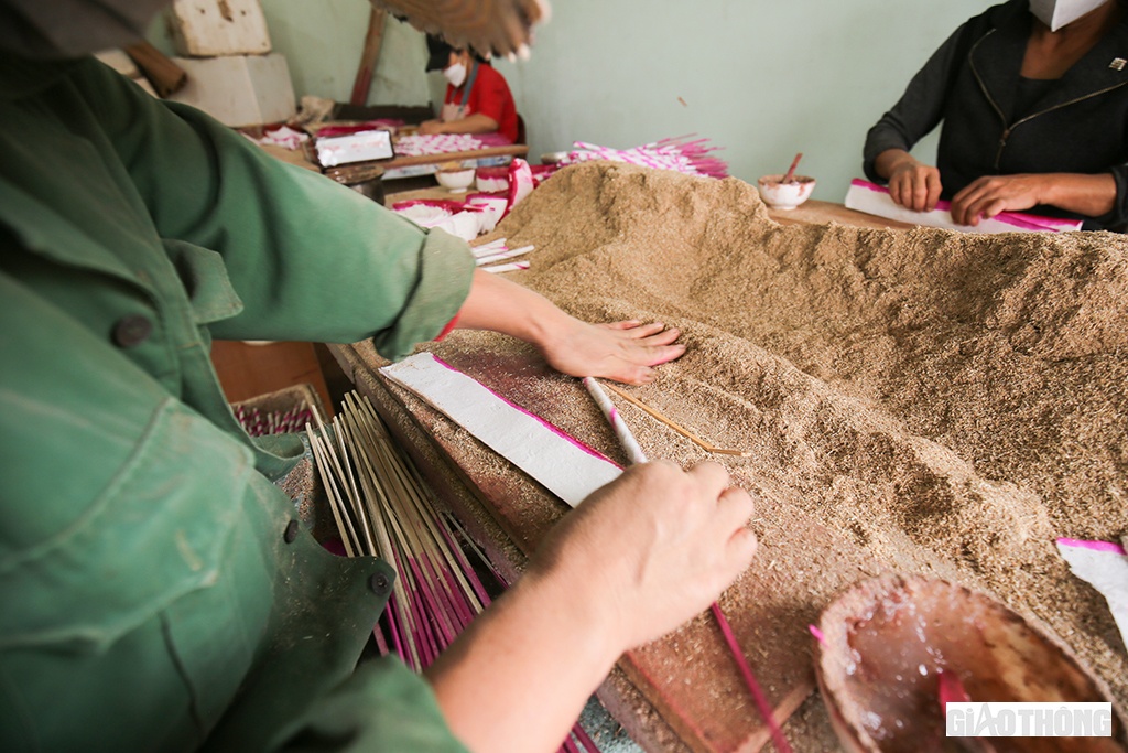 &ldquo;Nghề quấn hương kh&ocirc;ng mệt nhọc nhưng đ&ograve;i hỏi người thợ phải ki&ecirc;n tr&igrave;, chịu kh&oacute;. C&ocirc;ng đoạn kh&oacute; nhất l&agrave; l&uacute;c lăn tay để quấn giấy hương, phải lăn đều tay nhưng phải nhanh; kh&ocirc;ng được l&agrave;m mạnh qu&aacute;, cũng kh&ocirc;ng được l&agrave;m nhẹ qu&aacute;. Mạnh qu&aacute; th&igrave; giấy sẽ vỡ, l&agrave;m hỏng que hương hoặc chặt qu&aacute; l&agrave;m hương kh&oacute; ch&aacute;y; c&ograve;n nhẹ tay qu&aacute;, hương quấn kh&ocirc;ng chặt th&igrave; sẽ bị xộc xệch, rơi bột, hư hỏng&hellip;&rdquo;, chị Trang n&oacute;i.