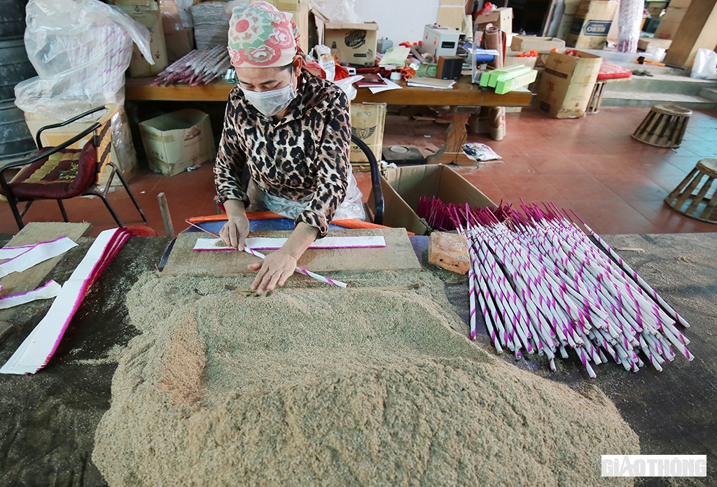 Theo &ocirc;ng Sầm Anh Dũng, Ph&oacute; trưởng ph&ograve;ng N&ocirc;ng nghiệp v&agrave; Ph&aacute;t triển N&ocirc;ng th&ocirc;n Quỳ Ch&acirc;u: Nghề l&agrave;m hương ở địa phương c&oacute; truyền thống hơn 40 năm. To&agrave;n huyện c&oacute; hơn 80 hộ thuộc nhiều l&agrave;ng nghề ở c&aacute;c x&atilde; Ch&acirc;u Hạnh, Ch&acirc;u Tiến, thị trấn T&acirc;n Lạc..., giải quyết việc l&agrave;m cho 400-500 lao động thời vụ ở địa phương.