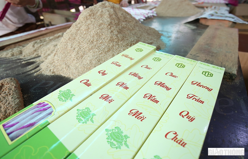 &ldquo;To&agrave;n huyện Quỳ Ch&acirc;u c&oacute; 3 cơ sở đ&atilde; được c&ocirc;ng nhận sản phẩm 3 sao OCOP. Hương Quỳ Ch&acirc;u c&oacute; m&ugrave;i thơm đặc trưng của trầm, được nhiều người ưa chuộng trong dịp lễ Tết. Trung b&igrave;nh mỗi năm hương Quỳ Ch&acirc;u xuất ra thị trường hơn 30 triệu que. Thu nhập b&igrave;nh qu&acirc;n từ 60 -100 triệu đồng/hộ kinh doanh", &ocirc;ng Dũng n&oacute;i.