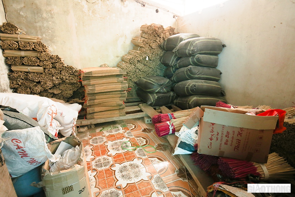 &ldquo;N&oacute;i l&agrave; m&ugrave;a sản xuất bắt đầu từ th&aacute;ng 10 &Acirc;m lịch nhưng c&aacute;c cơ sở phải chuẩn bị từ rất sớm. Ngay từ khi ra Gi&ecirc;ng, ch&uacute;ng t&ocirc;i đ&atilde; phải l&ecirc;n rừng chọn những c&acirc;y nứa mới l&ecirc;n đu&ocirc;i &eacute;n (nứa vừa mới lớn; kh&ocirc;ng qu&aacute; gi&agrave;, cũng kh&ocirc;ng qu&aacute; non). Sau đ&oacute;, nứa được cắt th&agrave;nh c&aacute;c k&iacute;ch cỡ kh&aacute;c nhau rồi đưa đi ng&acirc;m dưới nước. Đủ thời gian ng&acirc;m th&igrave; đem l&ecirc;n rửa sạch rồi chẻ ra, trước khi v&oacute;t th&agrave;nh từng que hương&rdquo;, b&agrave; Hợi kể về quy tr&igrave;nh l&agrave;m hương.