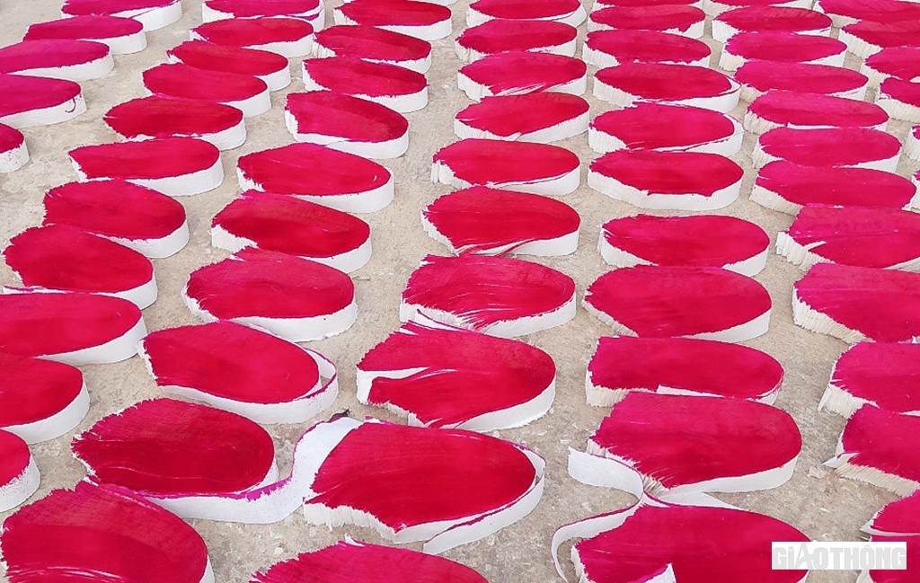 Cũng theo b&agrave; Hợi: Tất cả c&aacute;c cơ sở sản xuất hương ở Q&ugrave;y Ch&acirc;u đều d&ugrave;ng c&aacute;c th&agrave;nh phần tự nhi&ecirc;n như rễ c&acirc;y hương b&agrave;i, thảo quả, hồi, đinh hương... n&ecirc;n hương c&oacute; m&ugrave;i thơm tự nhi&ecirc;n, dễ chịu, kh&aacute;ch h&agrave;ng rất ưa chuộng. C&ograve;n giấy quấn hương ở Q&ugrave;y Ch&acirc;u cũng được người d&acirc;n nhập từ Bắc Ninh từ rất sớm để cắt v&agrave; nhuộm m&agrave;u, phơi kh&ocirc;.