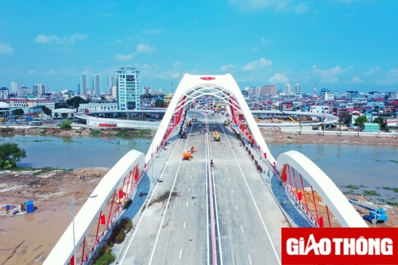 Cầu R&agrave;o được đầu tư x&acirc;y dựng mới ngay tại vị tr&iacute; cũ vượt s&ocirc;ng Lạch Tray, nằm tr&ecirc;n trục giao th&ocirc;ng huyết mạch của TP Hải Ph&ograve;ng nối đường Phạm Văn Đồng (quận Dương Kinh) v&agrave; đường Lạch Tray (quận Ng&ocirc; Quyền), được khởi c&ocirc;ng từ ng&agrave;y 13/10/2020