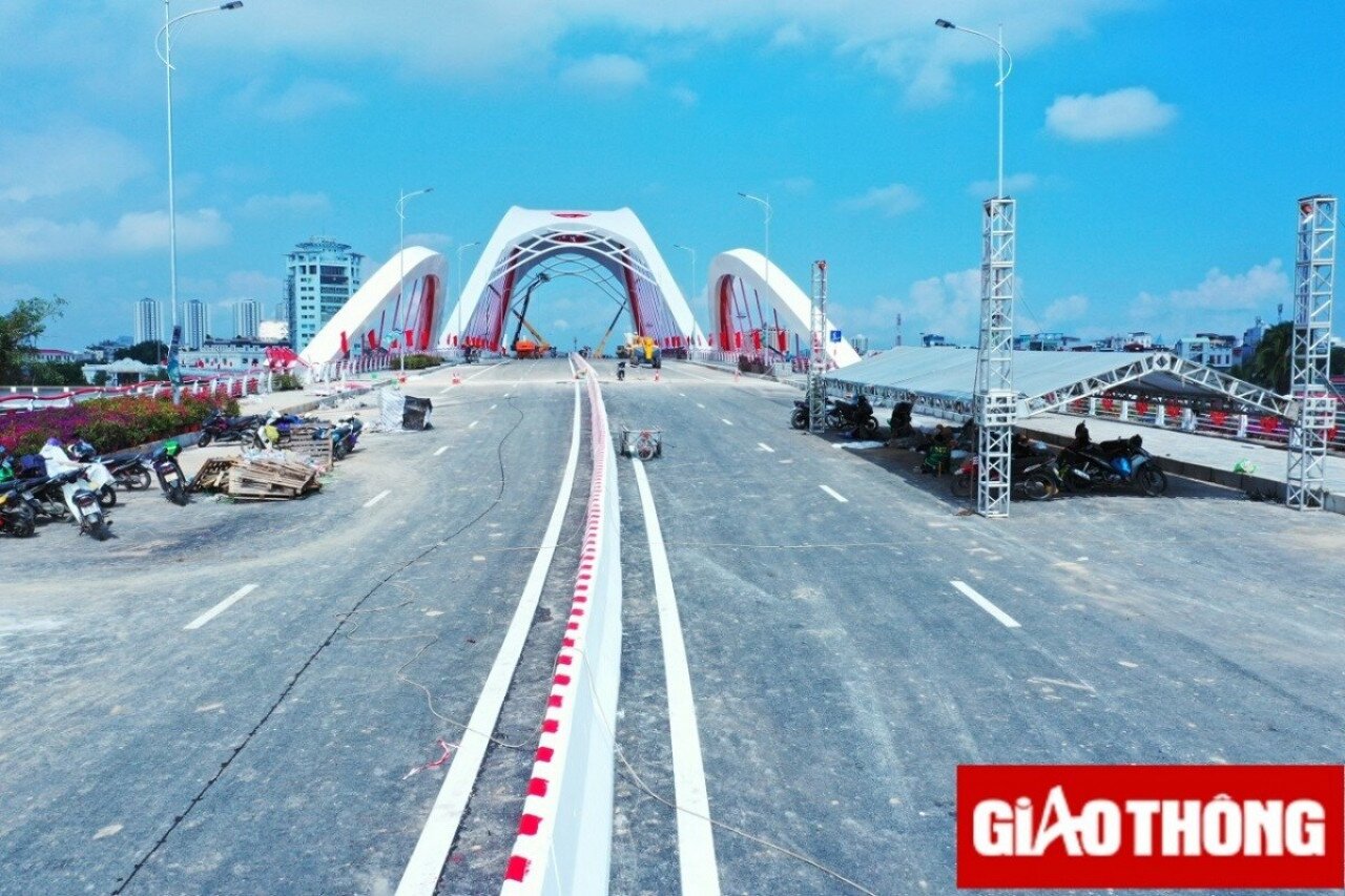 Cầu R&agrave;o được x&acirc;y bằng th&eacute;p, b&ecirc; t&ocirc;ng cốt th&eacute;p v&agrave; b&ecirc; t&ocirc;ng cốt th&eacute;p dự ứng lực với nhịp ch&iacute;nh l&agrave; v&ograve;m th&eacute;p với biểu tượng &ldquo;c&aacute;nh s&oacute;ng vươn xa&rdquo;. Cầu ch&iacute;nh d&agrave;i khoảng 456,5m, rộng 30,5m, gồm 3 v&ograve;m th&eacute;p v&agrave; 6 nhịp dẫn, quy m&ocirc; 4 l&agrave;n xe cơ giới, 2 l&agrave;n xe hỗn hợp, dải ph&acirc;n c&aacute;ch, dải an to&agrave;n, vỉa h&egrave; hai b&ecirc;n