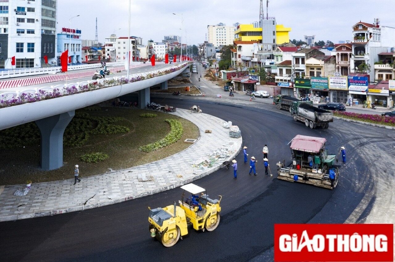 C&aacute;c cầu nh&aacute;nh ph&iacute;a đường Lạch Tray gồm 2 nh&aacute;nh rẽ l&ecirc;n xuống, kết cấu dầm bản b&ecirc; t&ocirc;ng cốt th&eacute;p, dạng hoa thị đơn trộn d&ograve;ng, bề rộng mặt cắt ngang 9m, kết nối với n&uacute;t giao tầng 1 tạo th&agrave;nh n&uacute;t giao h&igrave;nh xuyến kết hợp k&ecirc;nh h&oacute;a bằng c&aacute;c đảo giao th&ocirc;ng ở tầng 1 để đi c&aacute;c hướng đường Ng&ocirc; Gia Tự, đường Thi&ecirc;n L&ocirc;i, đường 353 v&agrave; đường Lạch Tray