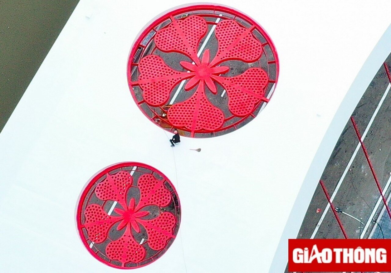 Điểm nhấn của Cầu R&agrave;o l&agrave; biểu tượng 3 b&ocirc;ng hoa phượng đỏ - lo&agrave;i hoa đặc trưng của TP Hải Ph&ograve;ng được thiết kế bằng th&eacute;p, sơn m&agrave;u đỏ tr&ecirc;n đỉnh v&ograve;m của c&acirc;y cầu