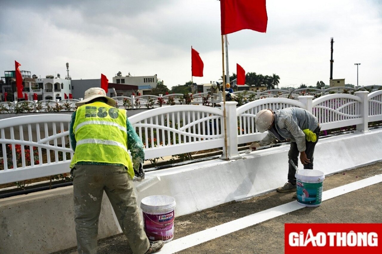 &Ocirc;ng Đỗ Tuấn Anh - Tổng gi&aacute;m đốc Ban Quản l&yacute; dự &aacute;n đầu tư x&acirc;y dựng c&aacute;c c&ocirc;ng tr&igrave;nh giao th&ocirc;ng Hải Ph&ograve;ng cho biết, sau 13 th&aacute;ng thi c&ocirc;ng, c&aacute;c nh&agrave; thầu x&acirc;y dựng: Li&ecirc;n danh C&ocirc;ng ty CP - Tổng C&ocirc;ng ty Cơ kh&iacute; x&acirc;y dựng Thăng Long, C&ocirc;ng ty CP Tập đo&agrave;n Đầu tư - X&acirc;y dựng HJC, Tổng c&ocirc;ng ty Thăng Long - CTCP, C&ocirc;ng ty CP X&acirc;y dựng 203 đ&atilde; ho&agrave;n th&agrave;nh những hạng mục kh&oacute; nhất của c&ocirc;ng tr&igrave;nh x&acirc;y dựng Cầu R&agrave;o v&agrave; n&uacute;t giao với gi&aacute; trị thực hiện ước đạt 95% gi&aacute; trị hợp đồng