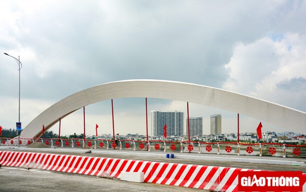 Theo Tổng gi&aacute;m đốc Ban Quản l&yacute; dự &aacute;n đầu tư x&acirc;y dựng c&aacute;c c&ocirc;ng tr&igrave;nh giao th&ocirc;ng Hải Ph&ograve;ng, tuy thời gian x&acirc;y dựng dự kiến l&agrave; 15 th&aacute;ng theo hợp đồng nhưng c&aacute;c nh&agrave; thầu đ&atilde; tăng tốc thi c&ocirc;ng v&agrave; đến nay đ&atilde; đảm bảo th&ocirc;ng xe kỹ thuật v&agrave;o ng&agrave;y 25/1/2022 để phục vụ người d&acirc;n đi lại dịp Tết Nguy&ecirc;n đ&aacute;n Nh&acirc;m Dần 2022 theo chỉ đạo của Chủ tịch UBND TP Hải Ph&ograve;ng