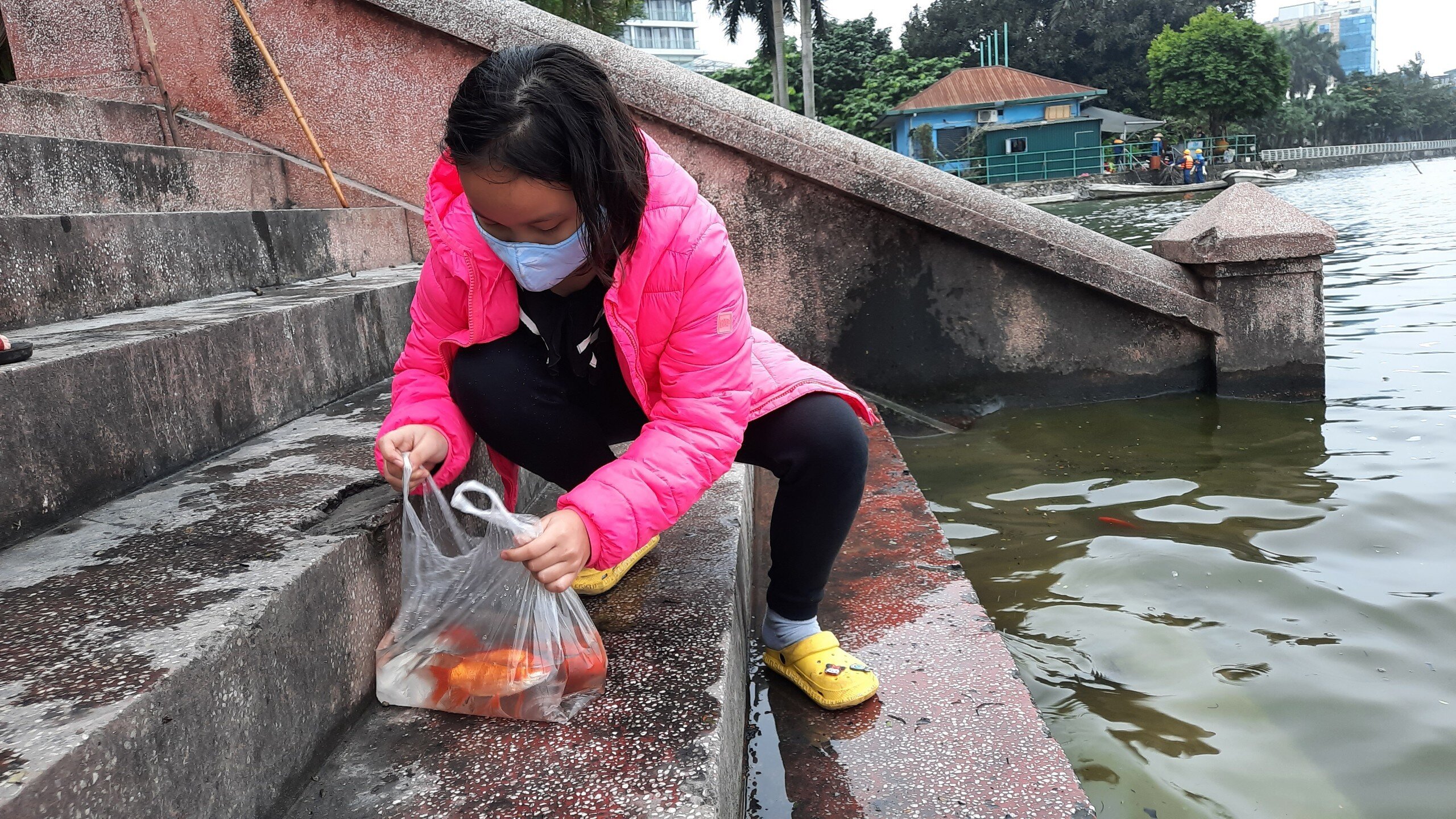 Cầu l&ecirc;n xuống hồ T&acirc;y thuộc phường Thụy Khu&ecirc; (quận T&acirc;y Hồ) được nhiều người lựa chọn "tiễn &ocirc;ng T&aacute;o về trời".