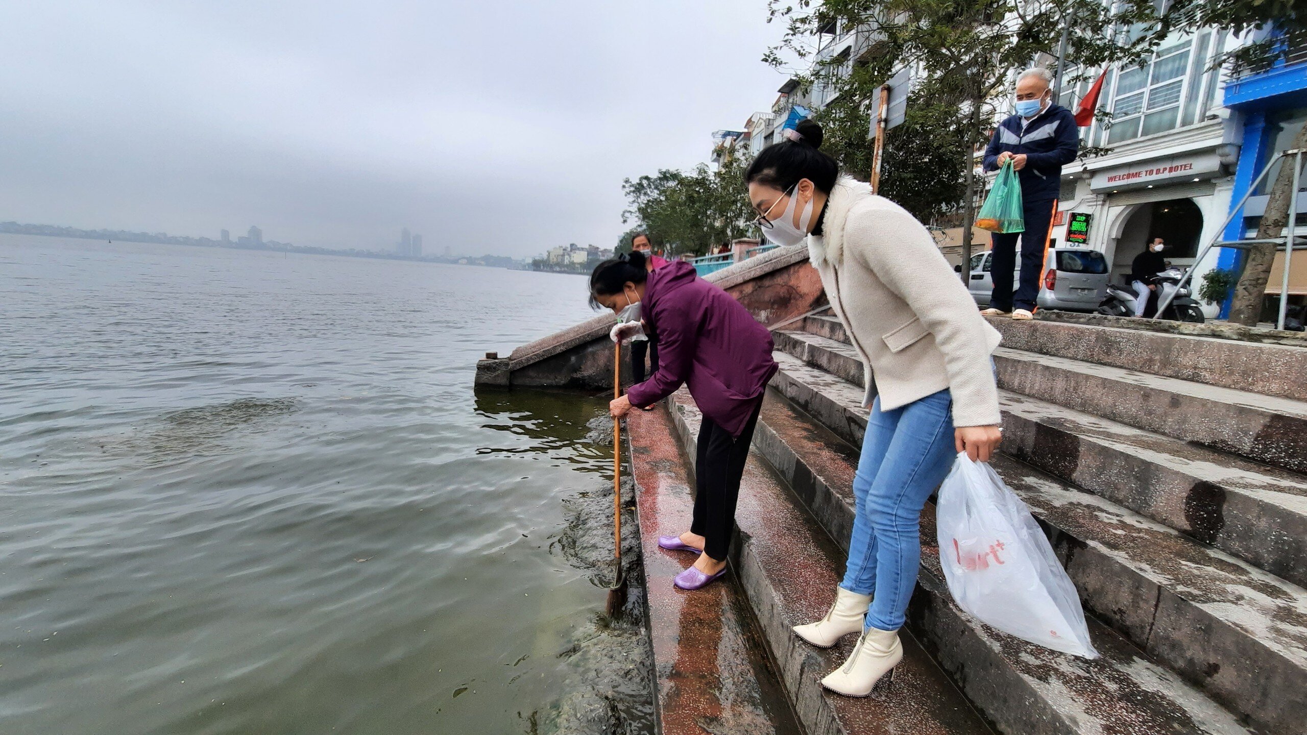 Tại hồ T&acirc;y (quận T&acirc;y Hồ), từ s&aacute;ng sớm ghi nhận của PV B&aacute;o Giao th&ocirc;ng cho thấy cũng rất nhiều người đến đ&acirc;y để thả c&aacute; ch&eacute;p.