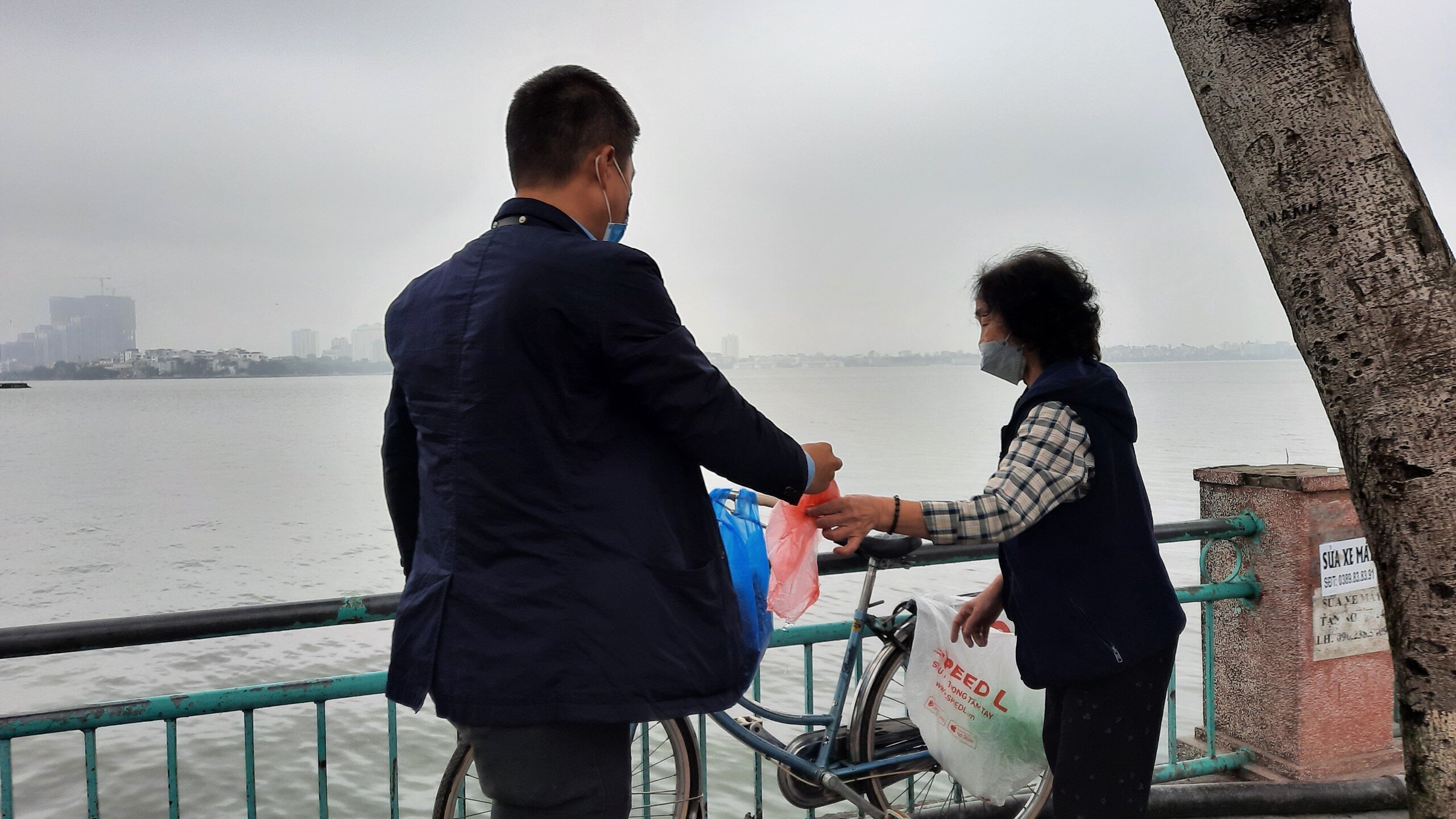 Kh&ocirc;ng những vậy, Hội Li&ecirc;n hiệp Phụ nữ phường Thụy Khu&ecirc; c&ograve;n cử người thu gom t&uacute;i nilon đựng c&aacute; ch&eacute;p.