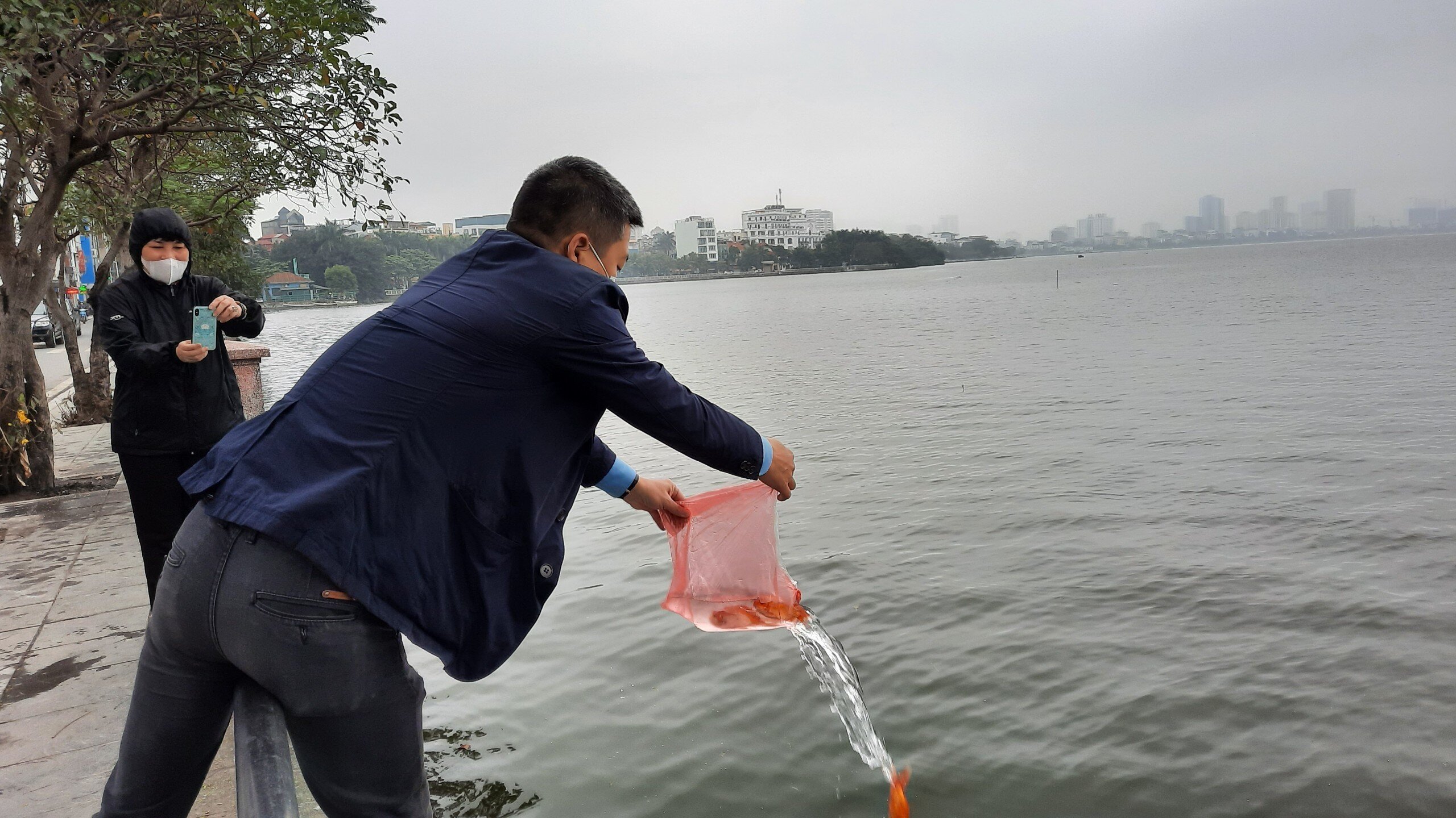 Thả c&aacute; ch&eacute;p l&agrave; phong tục truyền thống c&oacute; từ l&acirc;u đời. Theo quan niệm xưa, c&aacute; ch&eacute;p được thả phải khỏe mạnh để c&oacute; sức đưa &ldquo;thần bếp&rdquo; về trời, bẩm b&aacute;o chuyện một năm qua của gia chủ. Ch&iacute;nh v&igrave; thế tại H&agrave; Nội, từ s&aacute;ng sớm 25/1 (tức 23 th&aacute;ng Chạp), nhiều người đ&atilde; đổ về c&aacute;c ao, hồ, s&ocirc;ng để thả c&aacute; ch&eacute;p.