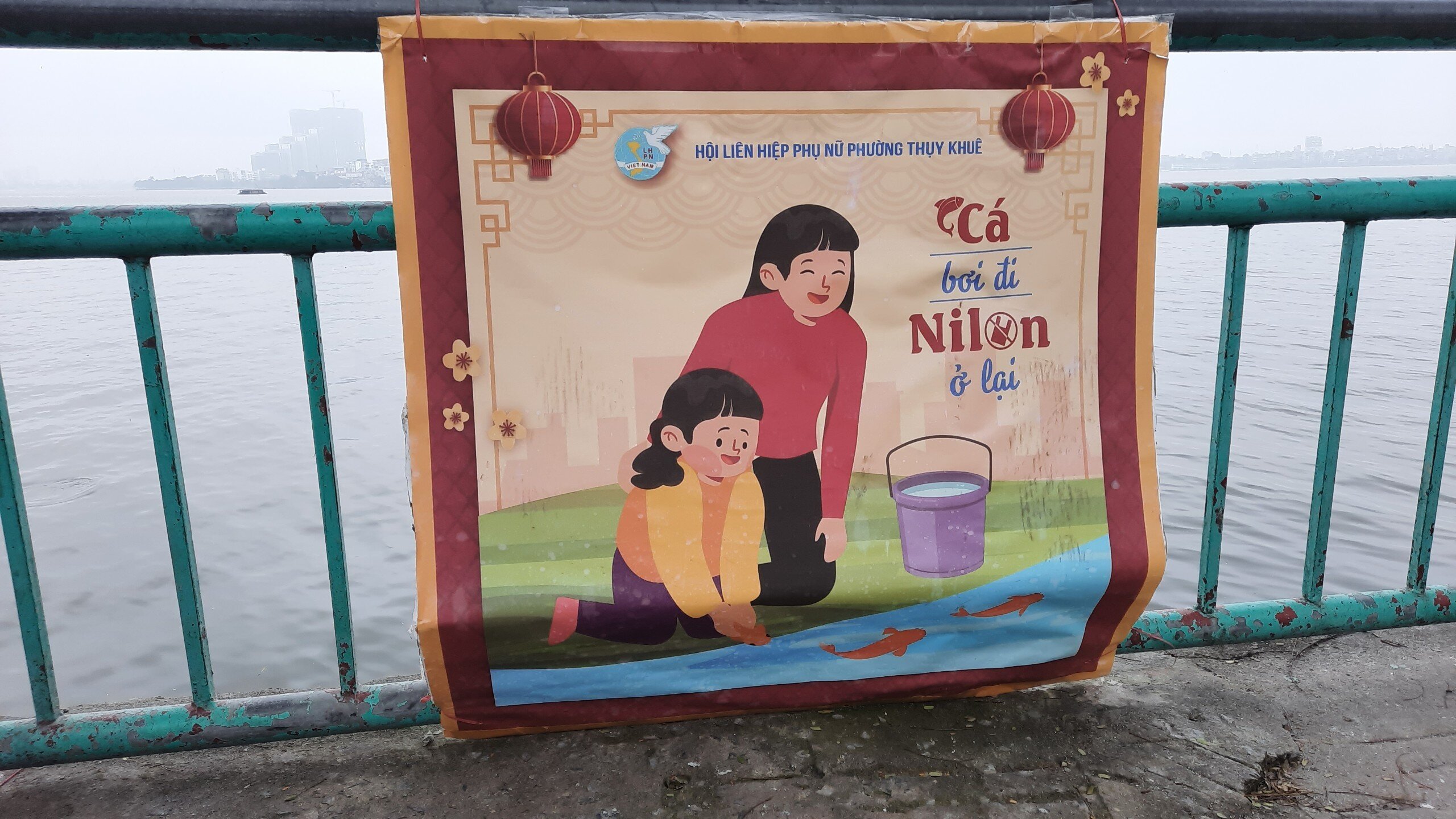 Những băng r&ocirc;n với khẩu hiệu "c&aacute; bơi đi, nilon ở lại" đ&atilde; được treo gần nơi người d&acirc;n hay thả c&aacute; ch&eacute;p để nhắc nhở người d&acirc;n kh&ocirc;ng vứt t&uacute;i nilon xuống hồ T&acirc;y.