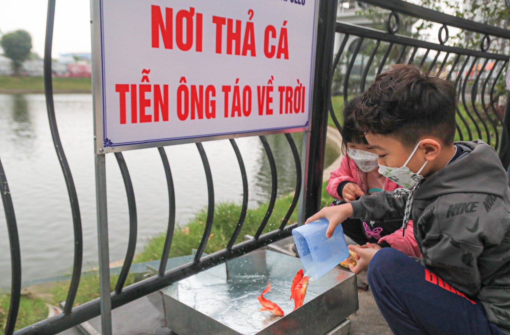 Việc lắp "m&aacute;ng trượt" sẽ đảm bảo an to&agrave;n, đặc biệt với những gia đ&igrave;nh c&oacute; trẻ nhỏ. Ngo&agrave;i ra gi&uacute;p c&aacute; kh&ocirc;ng bị sốc khi thả từ tr&ecirc;n cao xuống.