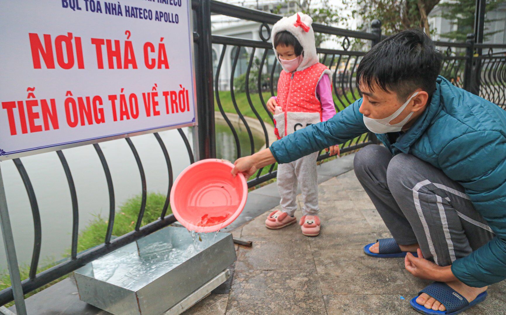 C&ugrave;ng con g&aacute;i đi thả c&aacute; từ sớm, anh Ng&ocirc; Việt H&ograve;a chia sẻ: "T&ocirc;i đưa ch&aacute;u đi để trải nghiệm về một n&eacute;t đẹp truyền thống từ bao đời nay của d&acirc;n tộc Việt Nam cũng như cầu mong sự b&igrave;nh an, may mắn, sung t&uacute;c trong năm mới".