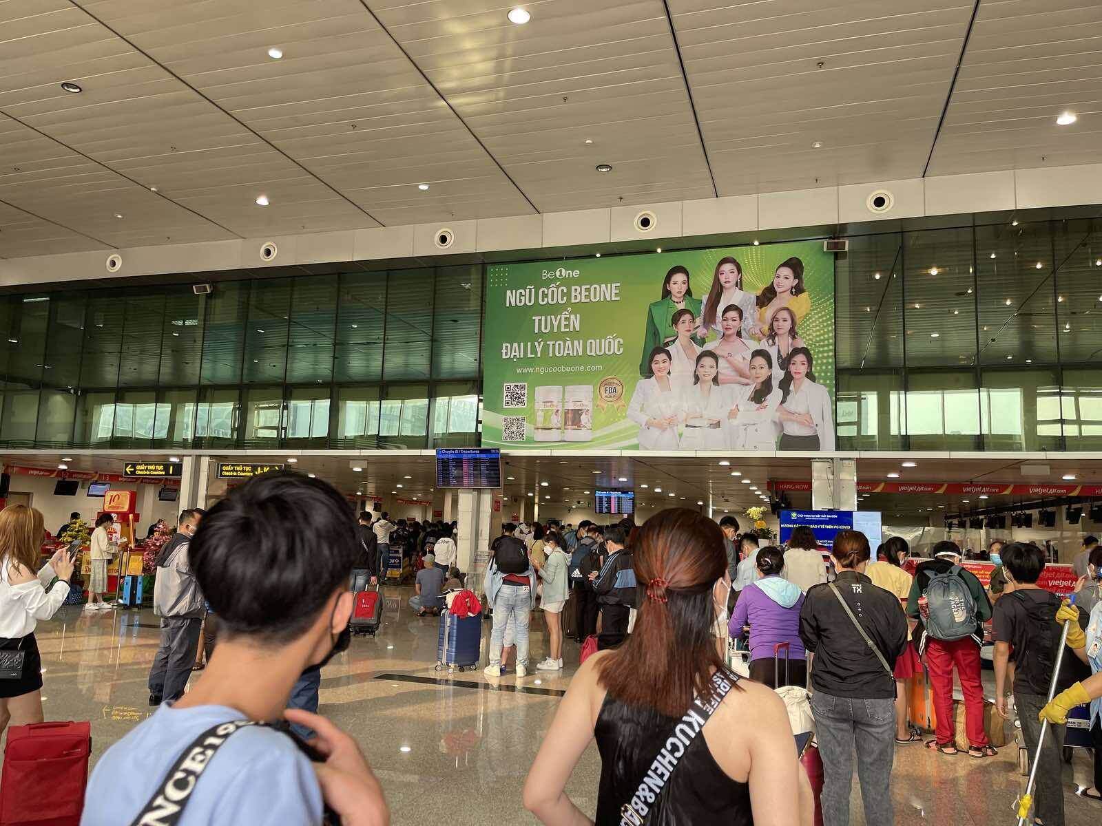 Ph&oacute; tổng gi&aacute;m đốc Tổng c&ocirc;ng ty Cảng h&agrave;ng kh&ocirc;ng VN (ACV) Nguyễn Quốc Phương cho biết: Cảng h&agrave;ng kh&ocirc;ng T&acirc;n Sơn Nhất ho&agrave;n to&agrave;n đủ năng lực phục kh&aacute;ch qua cảng trong những ng&agrave;y n&agrave;y.
ACV cũng quyết định mở th&ecirc;m 2 cửa l&ecirc;n m&aacute;y bay nội địa tại ga quốc tế để giảm tải cho nh&agrave; ga quốc nội.