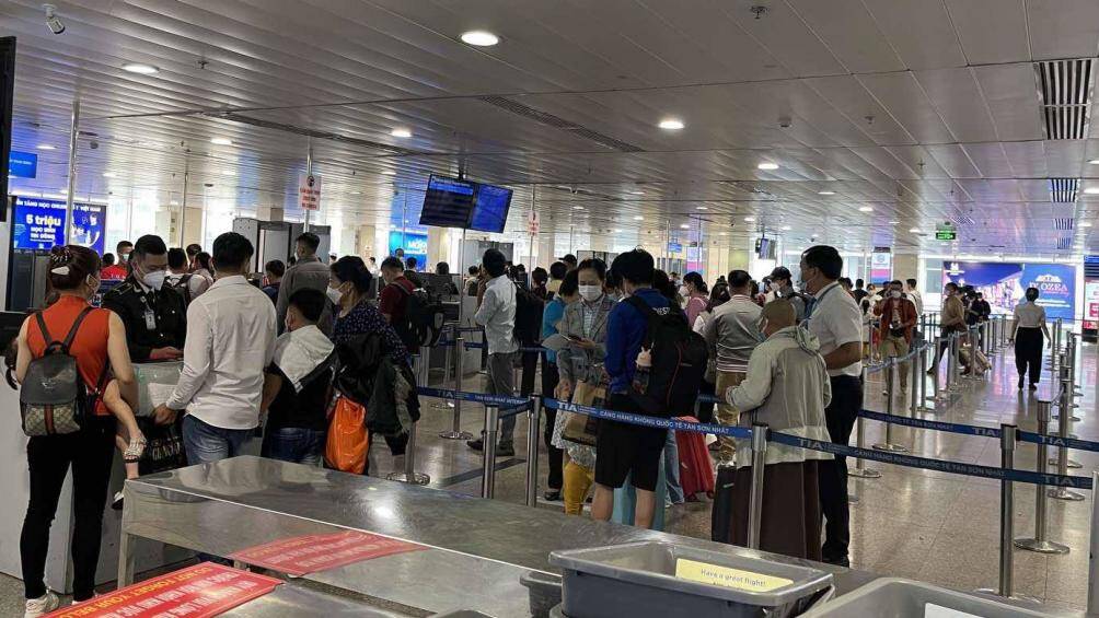 Được biết, Tết Nguy&ecirc;n đ&aacute;n 2020, trung b&igrave;nh mỗi ng&agrave;y c&oacute; tới 110 ngh&igrave;n kh&aacute;ch qua T&acirc;n Sơn Nhất. Con số n&agrave;y năm 2021 l&agrave; 90 ngh&igrave;n người. Trong khi đ&oacute;, những ng&agrave;y vừa qua, trung b&igrave;nh mới c&oacute; 70 ngh&igrave;n kh&aacute;ch qua s&acirc;n bay n&agrave;y.