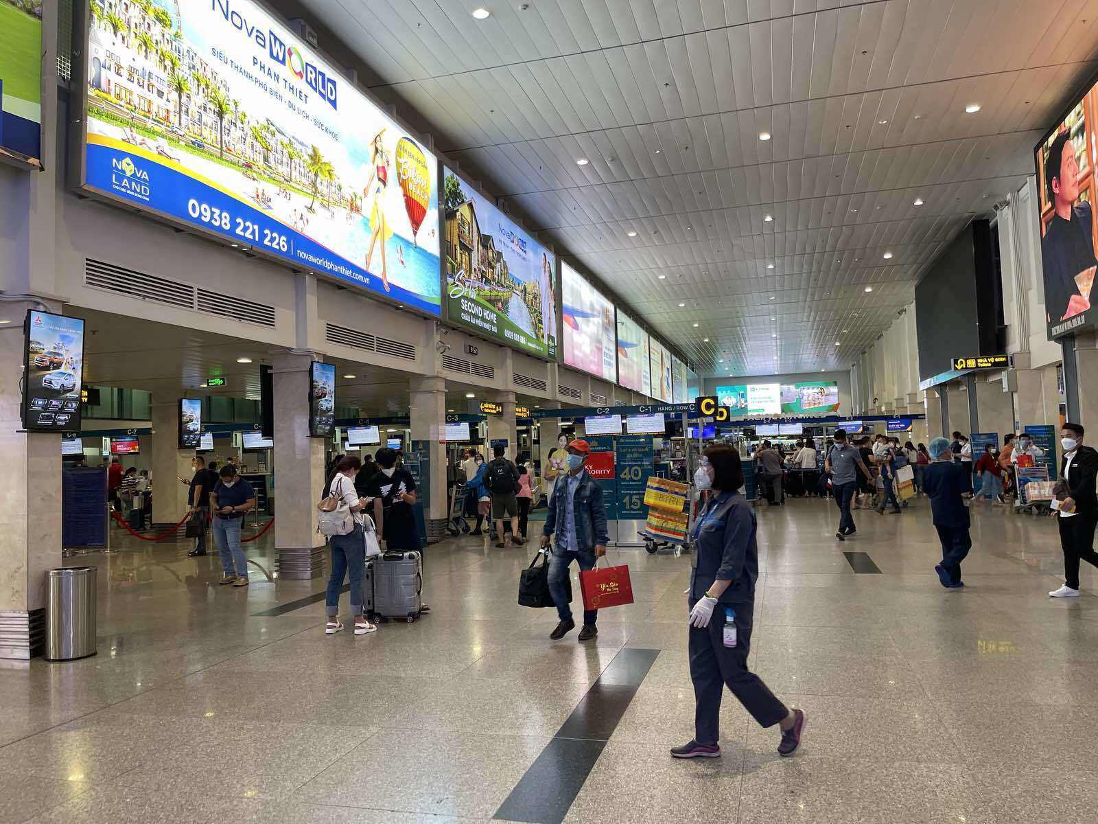 Được biết trong ng&agrave;y h&ocirc;m nay (26/1), dự kiến c&oacute; 697 chuyến bay đi/đến Cảng HKQT T&acirc;n Sơn Nhất với tổng số gần 64 ngh&igrave;n kh&aacute;ch.