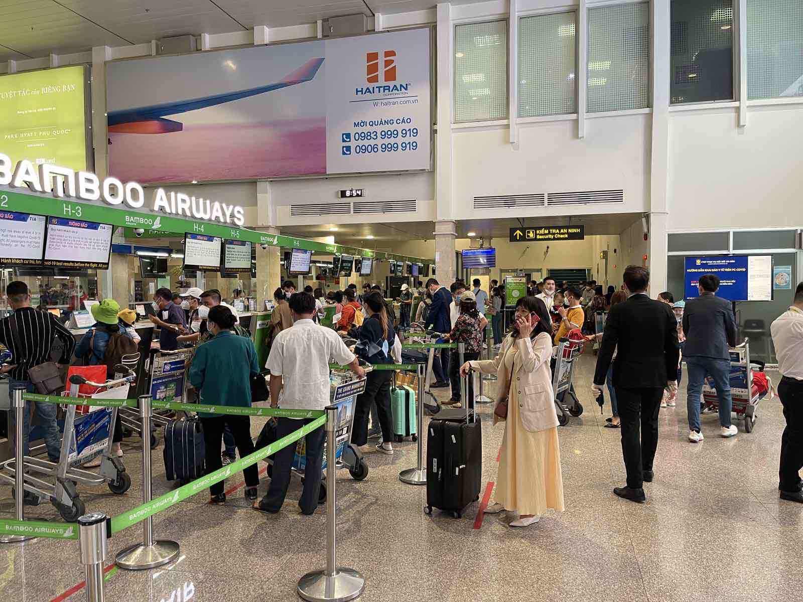 Giai đoạn cao điểm từ ng&agrave;y 17/1 - 15/2 (ng&agrave;y 15/12 - 15/1 &acirc;m lịch), 21 cảng h&agrave;ng kh&ocirc;ng thuộc ACV dự kiến đ&oacute;n 3,9 triệu lượt kh&aacute;ch (giảm 10 - 15% so với Tết Nguy&ecirc;n đ&aacute;n 2021). B&igrave;nh qu&acirc;n đ&oacute;n 130.000 h&agrave;nh kh&aacute;ch/ng&agrave;y. Ng&agrave;y cao điểm nhất đạt 170.000 h&agrave;nh kh&aacute;ch.