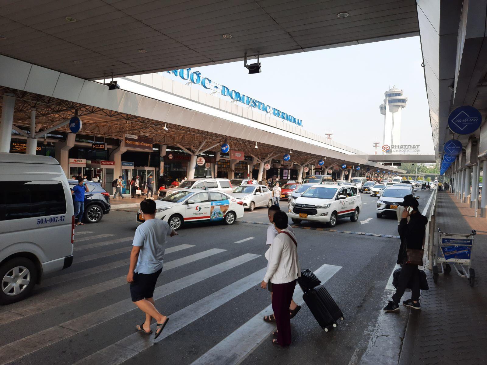 Khu vực b&ecirc;n ngo&agrave;i nh&agrave; ga T&acirc;n Sơn Nhất kh&aacute; th&ocirc;ng tho&aacute;ng trong s&aacute;ng nay.