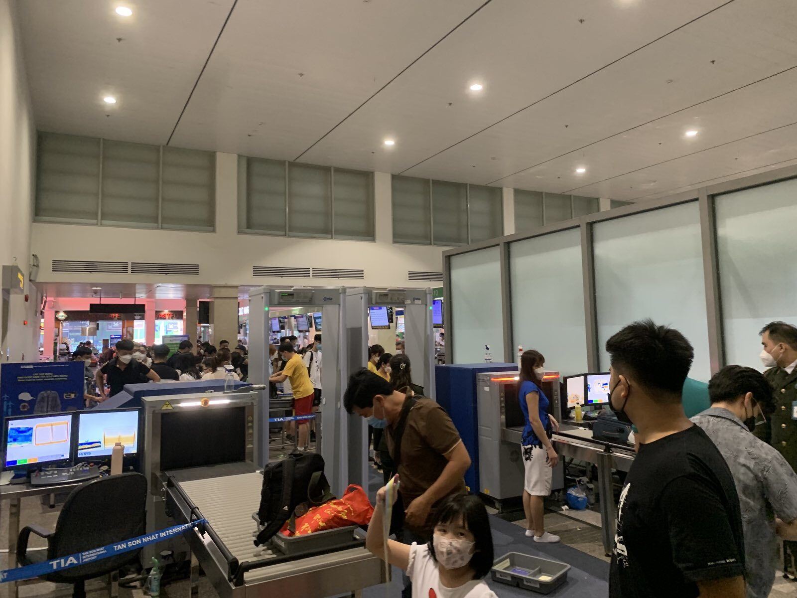 Gi&aacute;m đốc Cảng vụ H&agrave;ng kh&ocirc;ng miền Nam Nguyễn Minh Tuấn cho biết s&acirc;n bay T&acirc;n Sơn Nhất đ&atilde; mở tối đa 17 m&aacute;y soi an ninh tại sảnh A v&agrave; 9 m&aacute;y tại sảnh B, đảm bảo th&ocirc;ng tho&aacute;t.