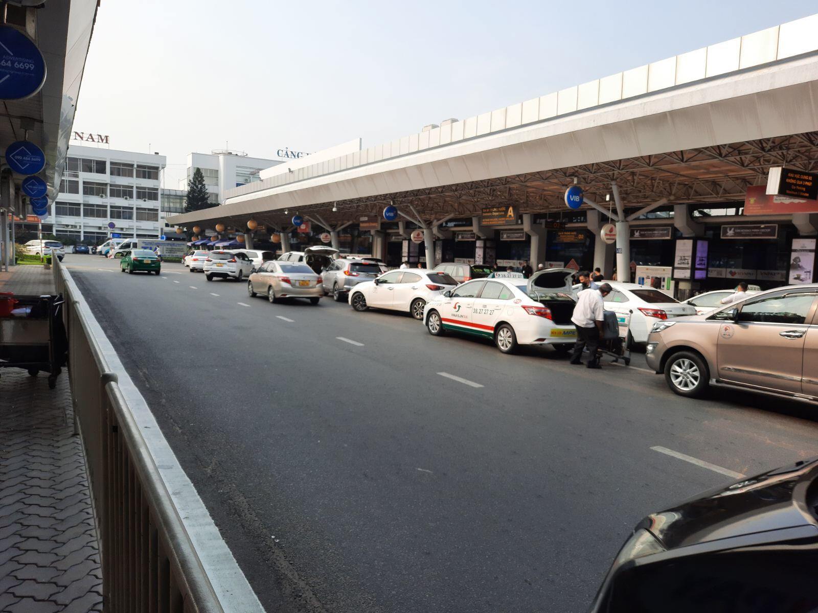 Phương &aacute;n ph&acirc;n l&agrave;n, ph&acirc;n luồng th&ocirc;ng d&agrave;nh cho người v&agrave; phương tiện đưa/đ&oacute;n h&agrave;nh kh&aacute;ch tại s&acirc;n bay quốc tế T&acirc;n Sơn Nhất được thực hiện nghi&ecirc;m t&uacute;c, hạn chế &ugrave;n tắc trước nh&agrave; ga h&agrave;nh kh&aacute;ch s&acirc;n bay.