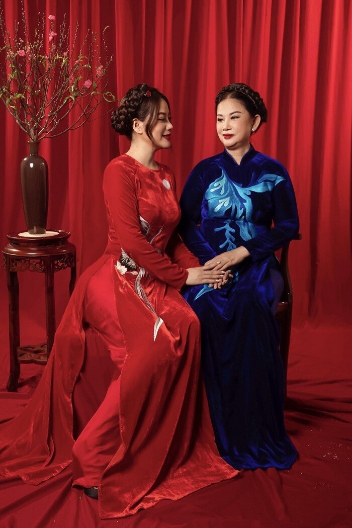 B&agrave; Minh Phương - mẹ của Trương Ngọc &Aacute;nh đ&atilde; bước v&agrave;o độ tuổi U70 (sinh năm 1958), c&oacute; vẻ ngo&agrave;i ph&uacute;c hậu. Nữ nghệ sĩ từng bật m&iacute;, mẹ ruột c&ocirc; l&agrave; hoa kh&ocirc;i một thời.