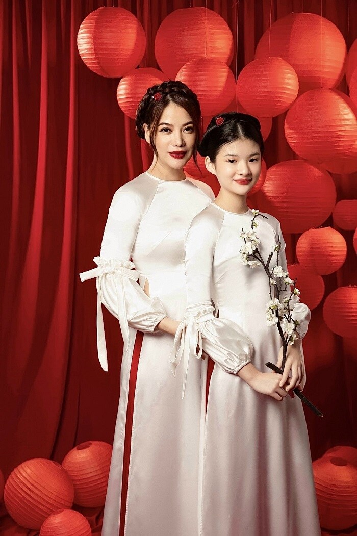 Trương Ngọc &Aacute;nh c&ugrave;ng chồng cũ l&agrave; diễn vi&ecirc;nTrần Bảo Sơn tạo mọi điều kiện để con g&aacute;i được ph&aacute;t triển tự nhi&ecirc;n nhất. Trong tương lai gần, c&oacute; thể Devon Trần sẽ sang Mỹ du học sau thời gian r&egrave;n luyện ở trường quốc tế tại TP.HCM.