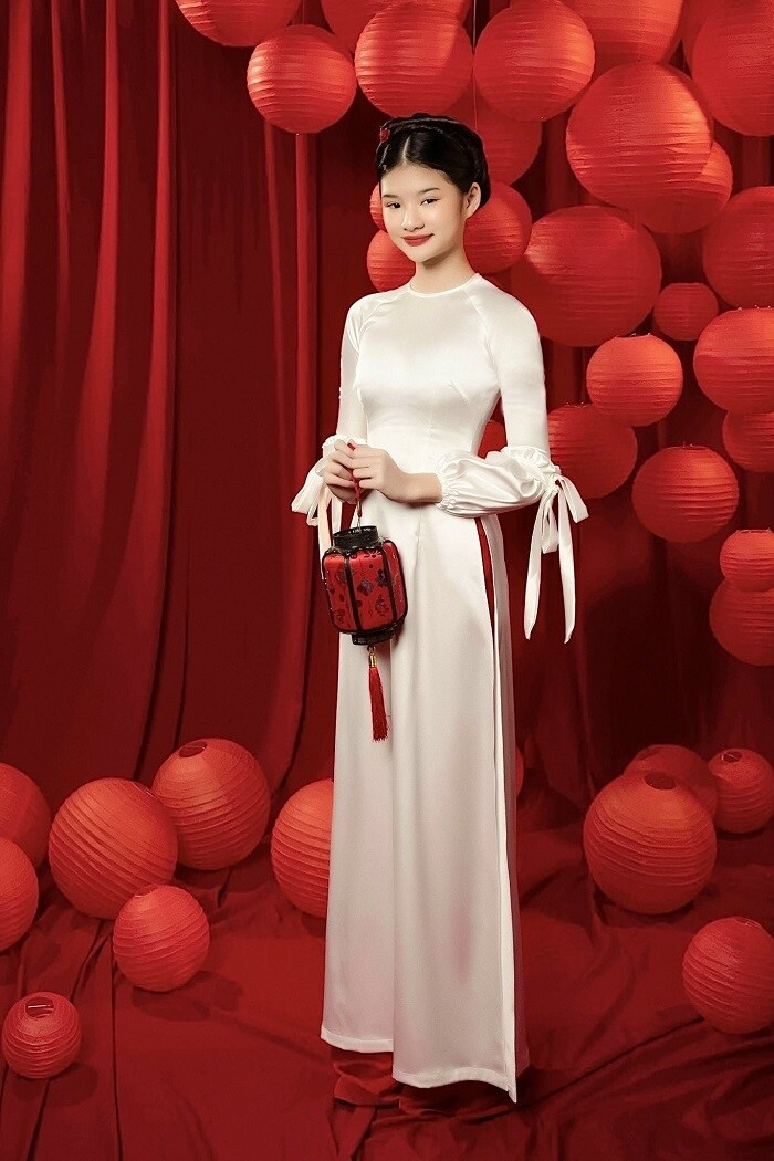 C&oacute; bố mẹ đều hoạt động nghệ thuật, Devon Trần cũng th&agrave;nh thạo nhiều năng khiếu như: h&aacute;t, m&uacute;a, chơi nhạc cụ, diễn kịch... Tuy nhi&ecirc;n, c&ocirc; b&eacute; ước mơ trở th&agrave;nh nh&agrave; thiết kế nội thất trong tương lai.