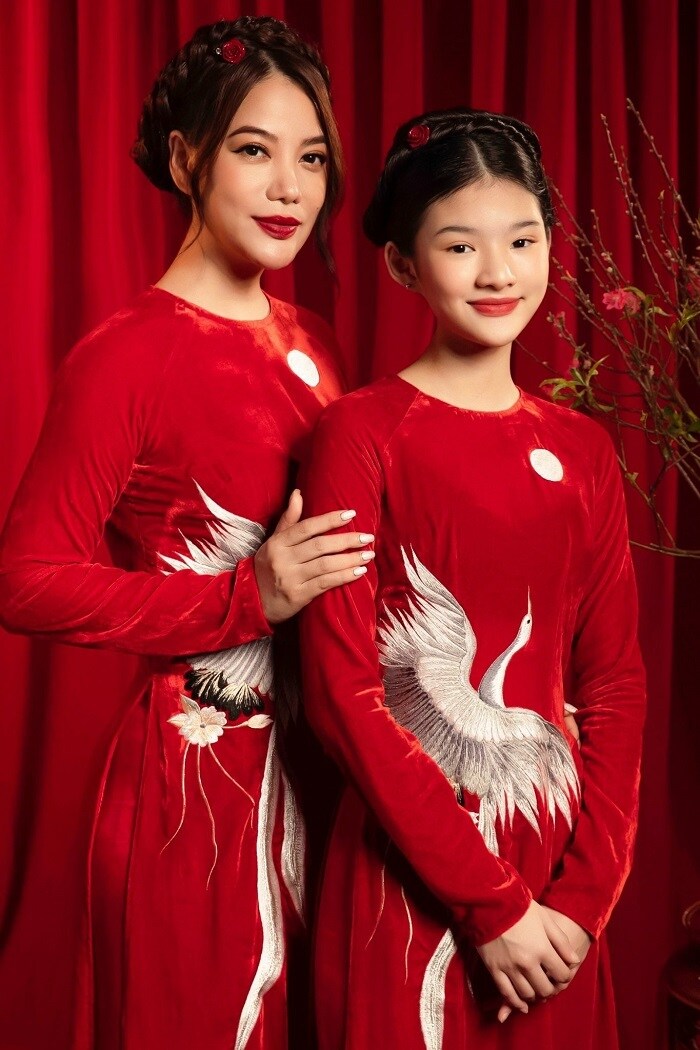 Ở tuổi 14, Devon Trần đ&atilde; sở hữu chiều cao kh&aacute; vượt trội, vẻ ngoại dịu d&agrave;ng của một thiếu nữ mới lớn