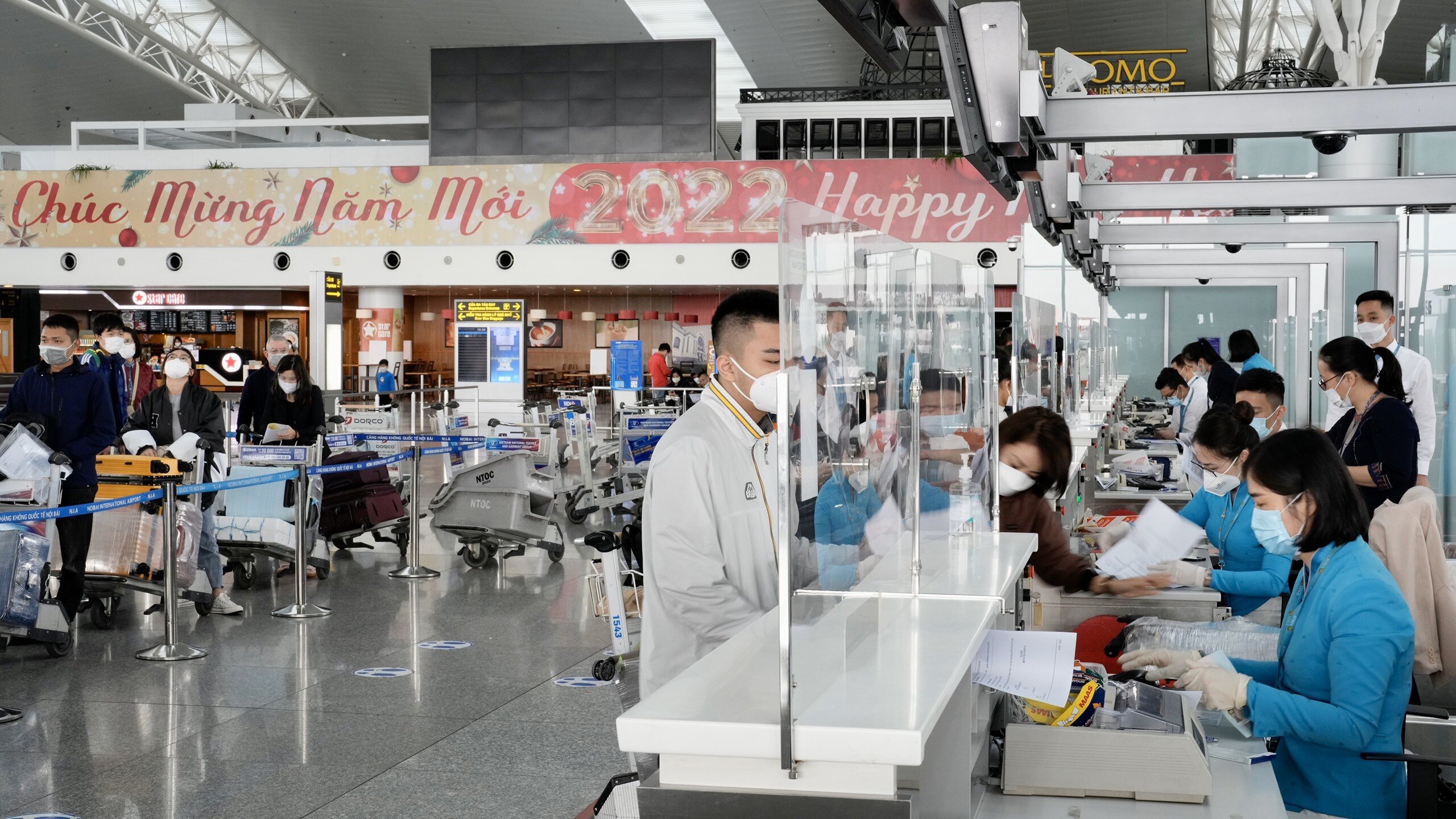 Cảng HKQT Nội B&agrave;i cho biết, nhu cầu kh&aacute;ch đi lại những ng&agrave;y gi&aacute;p Tết Nguy&ecirc;n đ&aacute;n đang tăng dần. Tuy nhi&ecirc;n, trước Tết Nguy&ecirc;n đ&aacute;n, kh&aacute;ch qua Nội B&agrave;i chủ yếu l&agrave; kh&aacute;ch đến n&ecirc;n việc lưu tho&aacute;t nhanh, kh&ocirc;ng xảy ra &ugrave;n tắc tại s&acirc;n bay
