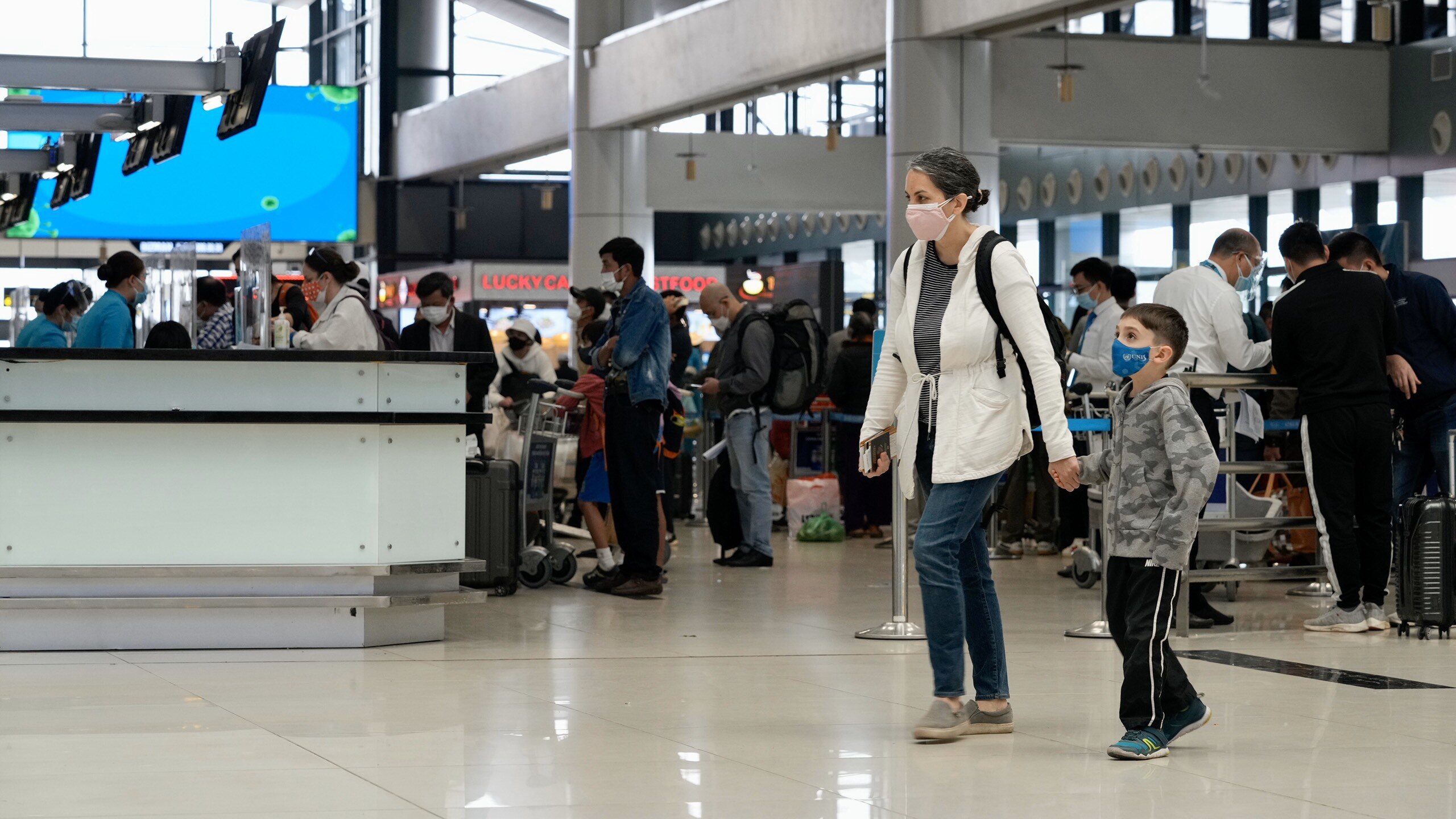 Gi&aacute;m đốc CHK quốc tế Nội B&agrave;i T&ocirc; Tử H&agrave; cho biết, c&aacute;c doanh nghiệp h&agrave;ng kh&ocirc;ng thiết lập một &ldquo;h&agrave;nh lang xanh&rdquo; cấu th&agrave;nh từ &ldquo;con người xanh&rdquo; (nh&acirc;n vi&ecirc;n h&agrave;ng kh&ocirc;ng, h&agrave;nh kh&aacute;ch), &ldquo;phương tiện, hạ tầng xanh&rdquo; (s&acirc;n bay, m&aacute;y bay v&agrave; c&aacute;c phương tiện chuy&ecirc;n chở h&agrave;nh kh&aacute;ch) v&agrave; &ldquo;quy tr&igrave;nh xanh&rdquo; (giảm thiểu tối đa hạn chế tiếp x&uacute;c, tu&acirc;n thủ quy tr&igrave;nh ph&ograve;ng dịch), đảm bảo phục vụ an to&agrave;n nhất trong bối cảnh dịch bệnh.
B&ecirc;n ngo&agrave;i nh&agrave; ga, cảng lắp đặt hệ thống kiểm so&aacute;t nhiệt độ v&agrave; đeo khẩu trang của h&agrave;nh kh&aacute;ch. Khi bất kỳ ai đi qua m&agrave; kh&ocirc;ng c&oacute; khẩu trang, hệ thống lập tức b&aacute;o động.