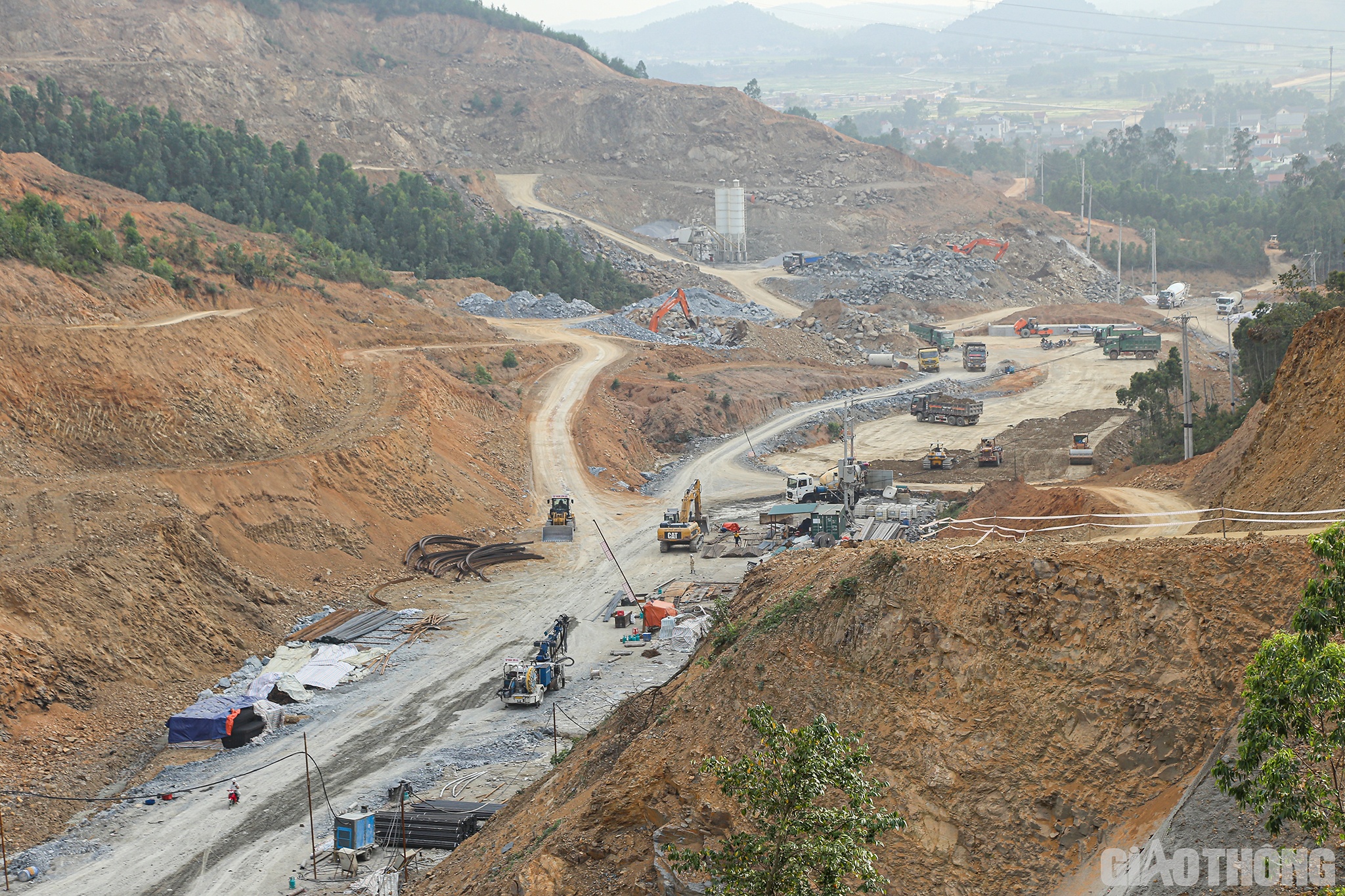 Những ng&agrave;y cuối năm T&acirc;n Sửu (2021), tr&ecirc;n đại c&ocirc;ng trường thi c&ocirc;ng Dự &aacute;n th&agrave;nh phần cao tốc Bắc - Nam đoạn Nghi Sơn - Diễn Ch&acirc;u kh&ocirc;ng kh&iacute; thi đua lao động vẫn rất s&ocirc;i nổi, rộn r&agrave;ng.