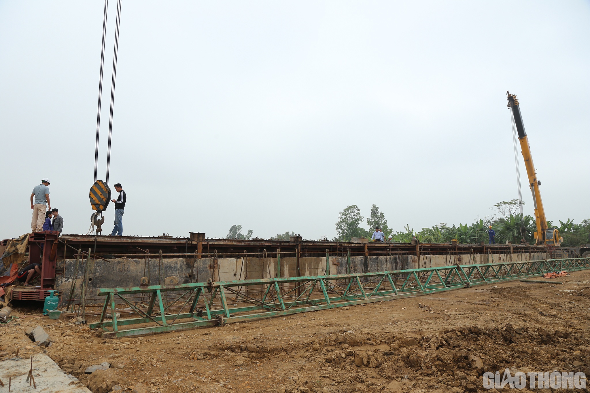 B&ecirc;n cạnh những t&iacute;n hiệu t&iacute;ch cực tr&ecirc;n đại c&ocirc;ng trường thi c&ocirc;ng Dự &aacute;n th&agrave;nh phần cao tốc Bắc - Nam đoạn Nghi Sơn - Diễn Ch&acirc;u vẫn c&ograve;n những tồn tại chưa được giải quyết khiến c&aacute;c nh&agrave; thầu kh&ocirc;ng khỏi lo lắng. Đ&oacute; l&agrave; tại một số vị tr&iacute;, người d&acirc;n vẫn chưa b&agrave;n giao mặt bằng cho đơn vị thi c&ocirc;ng.