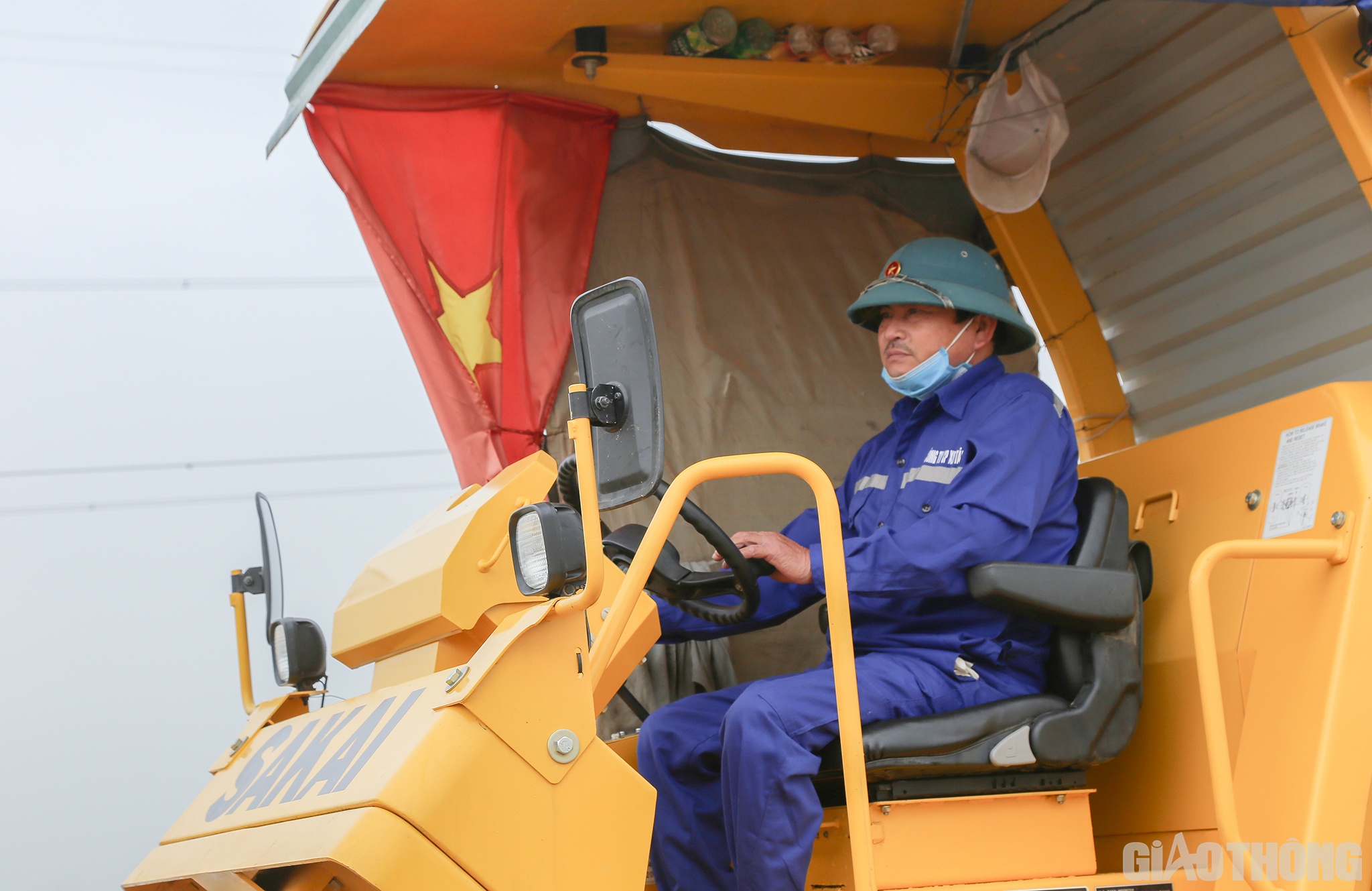 C&ocirc;ng nh&acirc;n Chu Văn To&agrave;n (60 tuổi, C&ocirc;ng ty Cổ phần XD T&acirc;n Nam) kh&ocirc;ng giấu hết niềm tự h&agrave;o: Được thi c&ocirc;ng c&ocirc;ng tr&igrave;nh trọng điểm của quốc gia, anh em ai cũng phấn khởi, tự h&agrave;o. D&ugrave; s&aacute;t Tết nhưng mọi người vẫn động vi&ecirc;n nhau b&aacute;m c&ocirc;ng trường, phấn đấu ho&agrave;n th&agrave;nh nhiệm vụ, bảo đảm tiến độ v&agrave; chất lượng c&ocirc;ng tr&igrave;nh.