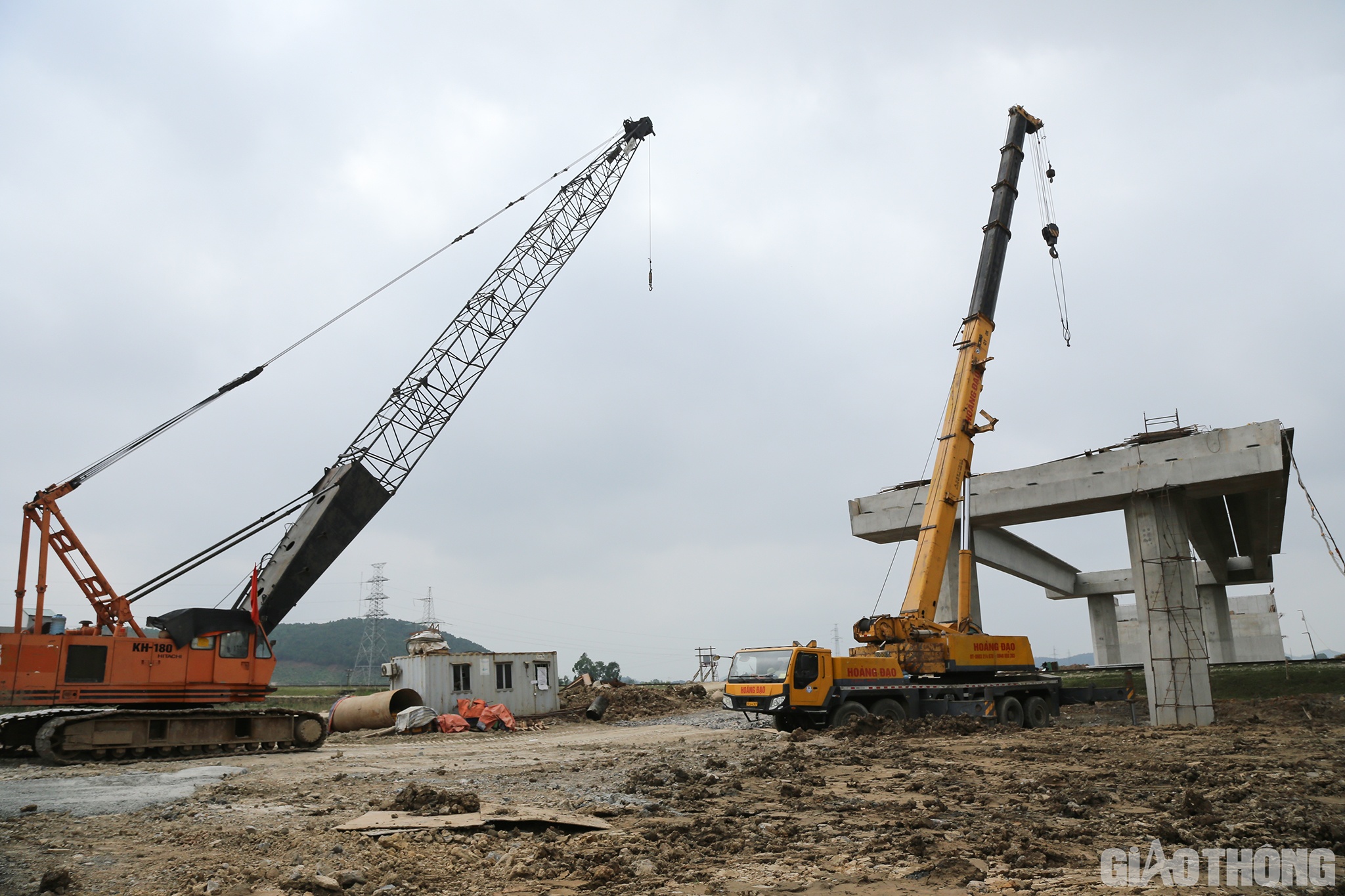 Tại g&oacute;i thầu XL-03, kh&ocirc;ng kh&iacute; thi đua lao động cũng khẩn trương, nhộn nhịp kh&ocirc;ng k&eacute;m. Tại cầu Quỳnh Lưu, 3 dầm cầu đầu ti&ecirc;n đ&atilde; được lao xong. Đ&acirc;y l&agrave; c&acirc;y cầu đầu ti&ecirc;n tr&ecirc;n to&agrave;n Dự &aacute;n th&agrave;nh phần cao tốc Bắc - Nam đoạn Nghi Sơn - Diễn Ch&acirc;u được lắp dầm.