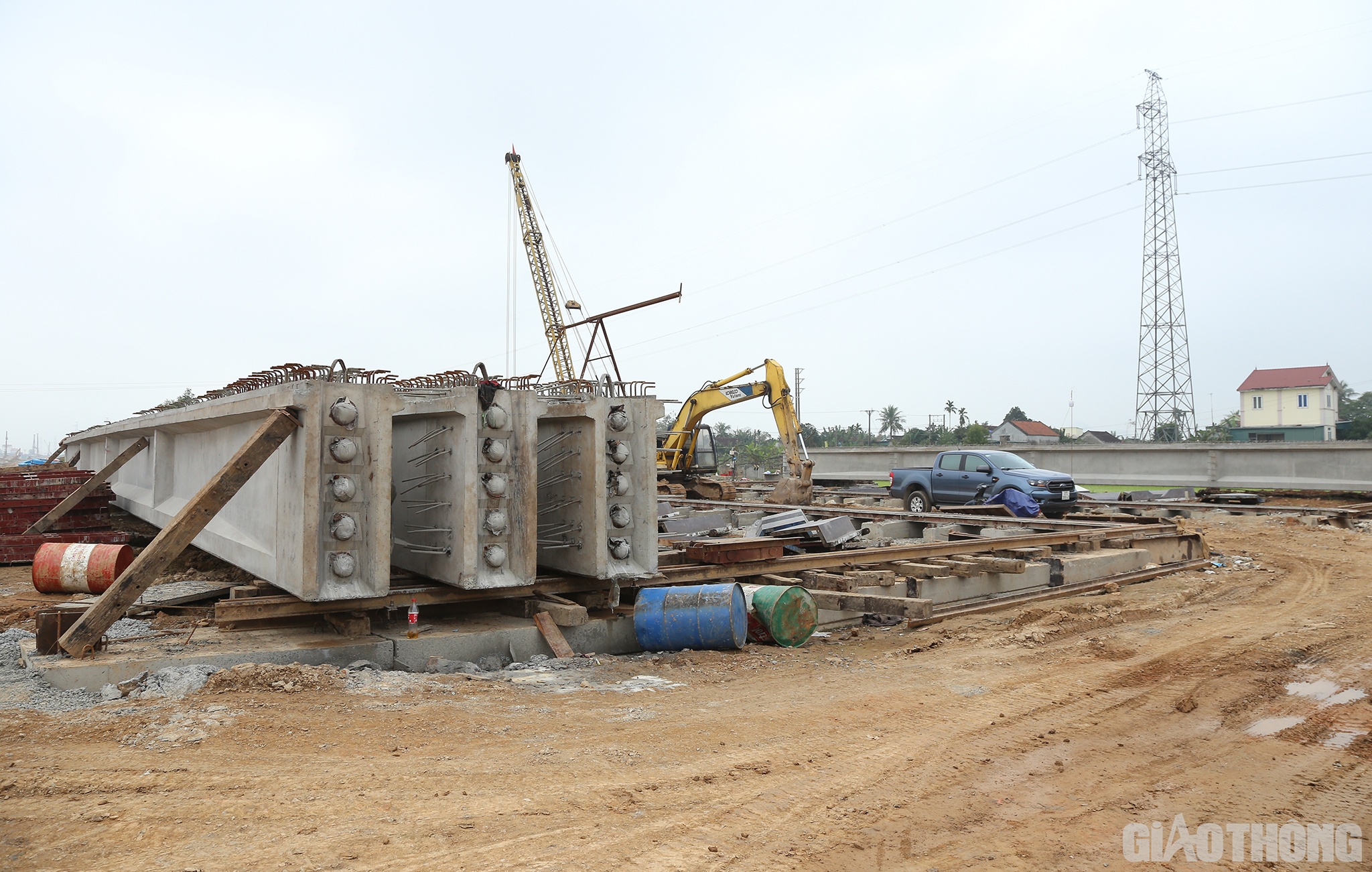 &Ocirc;ng Phan Đức Thế - Ph&oacute; gi&aacute;m đốc C&ocirc;ng ty CP X&acirc;y lắp 368 cho biết: T&iacute;nh đến thời điểm hiện tại, c&ocirc;ng tr&igrave;nh cầu Quỳnh Lưu đ&atilde; đạt 65% khối lượng, vượt hơn 200% về thời gian theo kế hoạch.