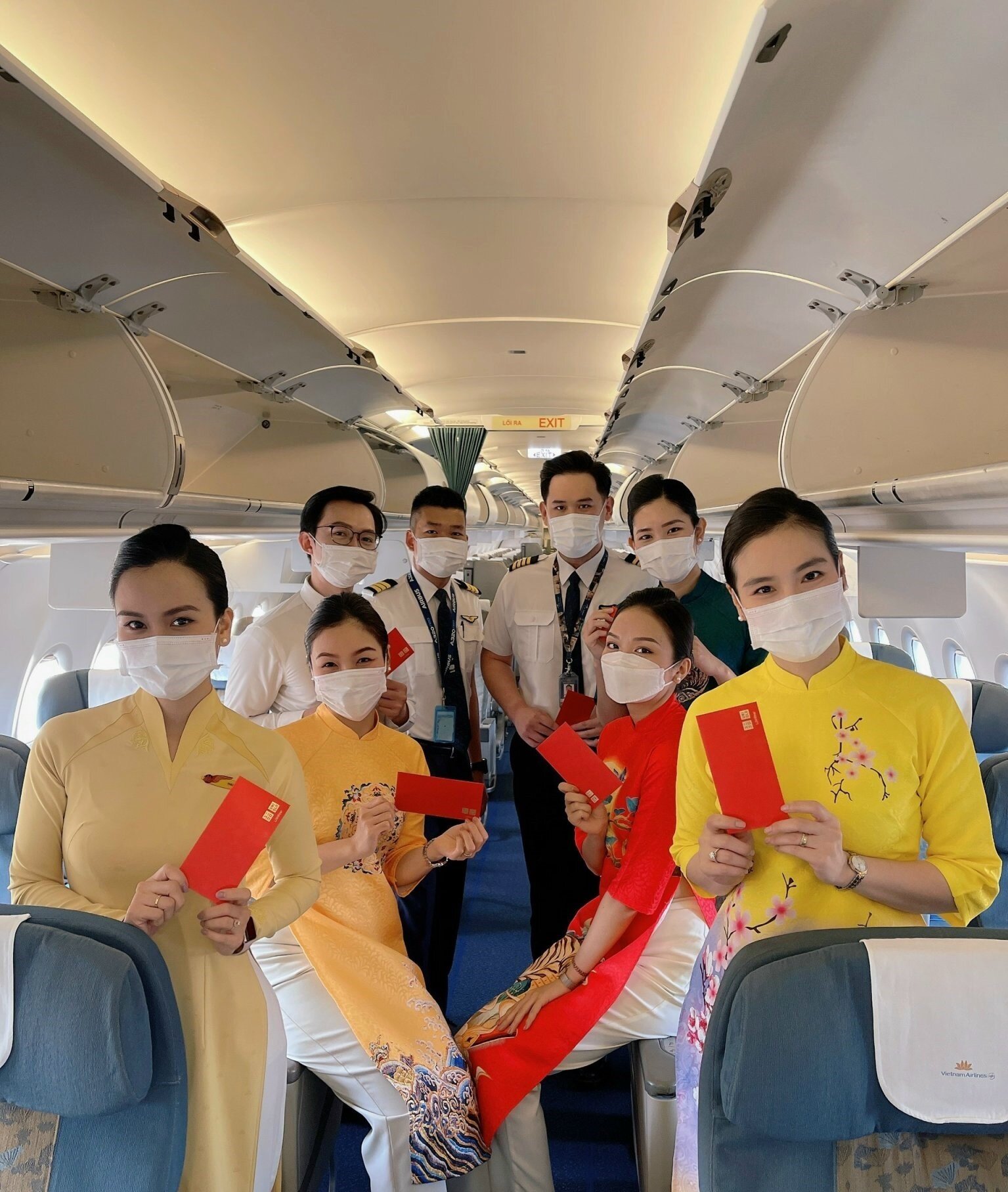 Những ng&agrave;y đầu Xu&acirc;n Nh&acirc;m Dần, h&agrave;nh kh&aacute;ch sẽ c&oacute; dịp bắt gặp h&igrave;nh ảnh nh&acirc;n vi&ecirc;n mặt đất v&agrave; tiếp vi&ecirc;n h&agrave;ng kh&ocirc;ng của Vietnam Airlines trong trang phục &aacute;o d&agrave;i truyền thống.