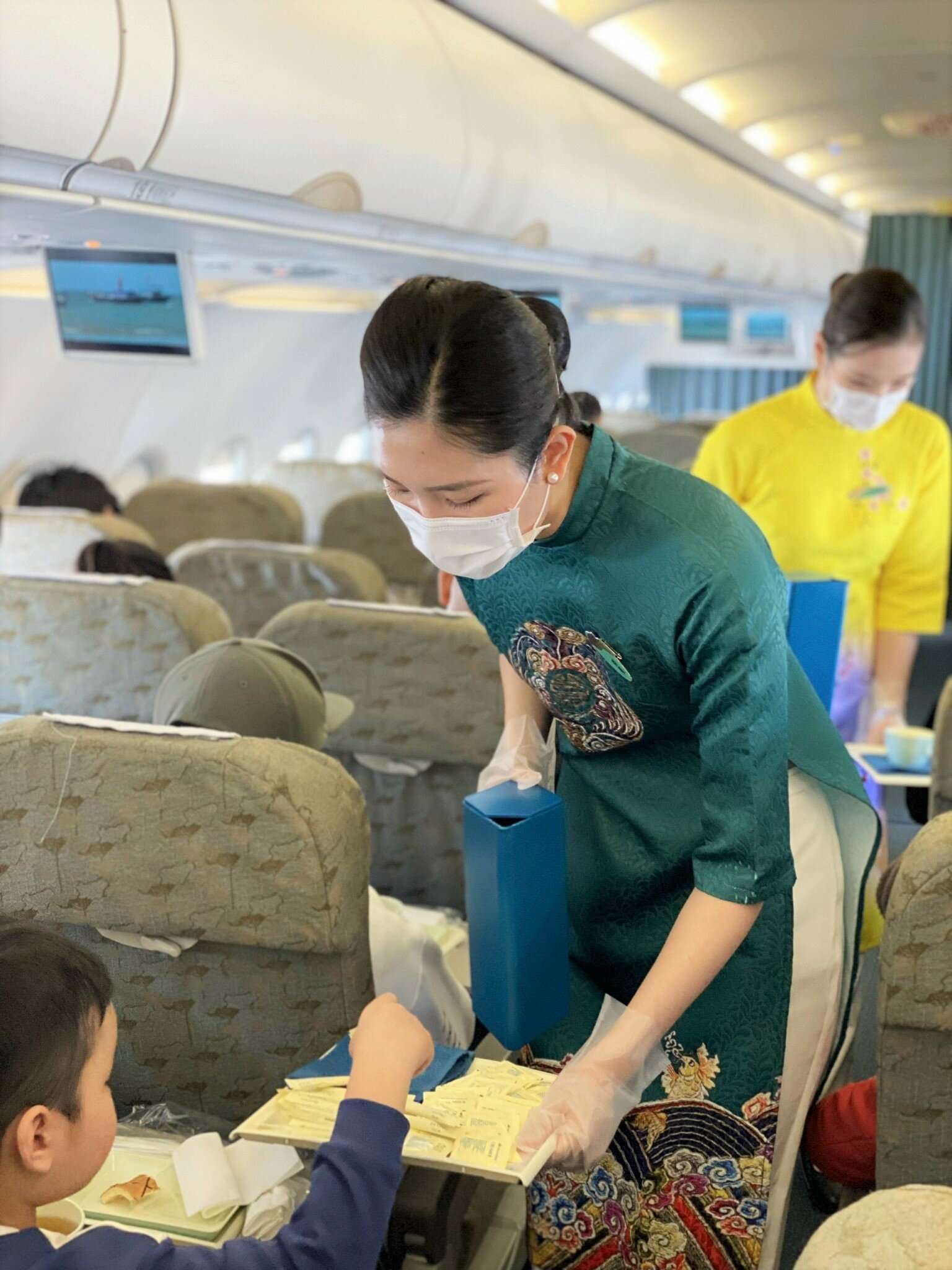 L&atilde;nh đạo Vietnam Airlines cho biết: "Từ nay đến m&ugrave;ng 4 Tết, nh&acirc;n vi&ecirc;n mặt đất v&agrave; tiếp vi&ecirc;n h&agrave;ng kh&ocirc;ng Vietnam Airlines sẽ mặc &aacute;o d&agrave;i truyền thống tự chọn khi phục vụ h&agrave;nh kh&aacute;ch tại s&acirc;n bay v&agrave; tr&ecirc;n chuyến bay".