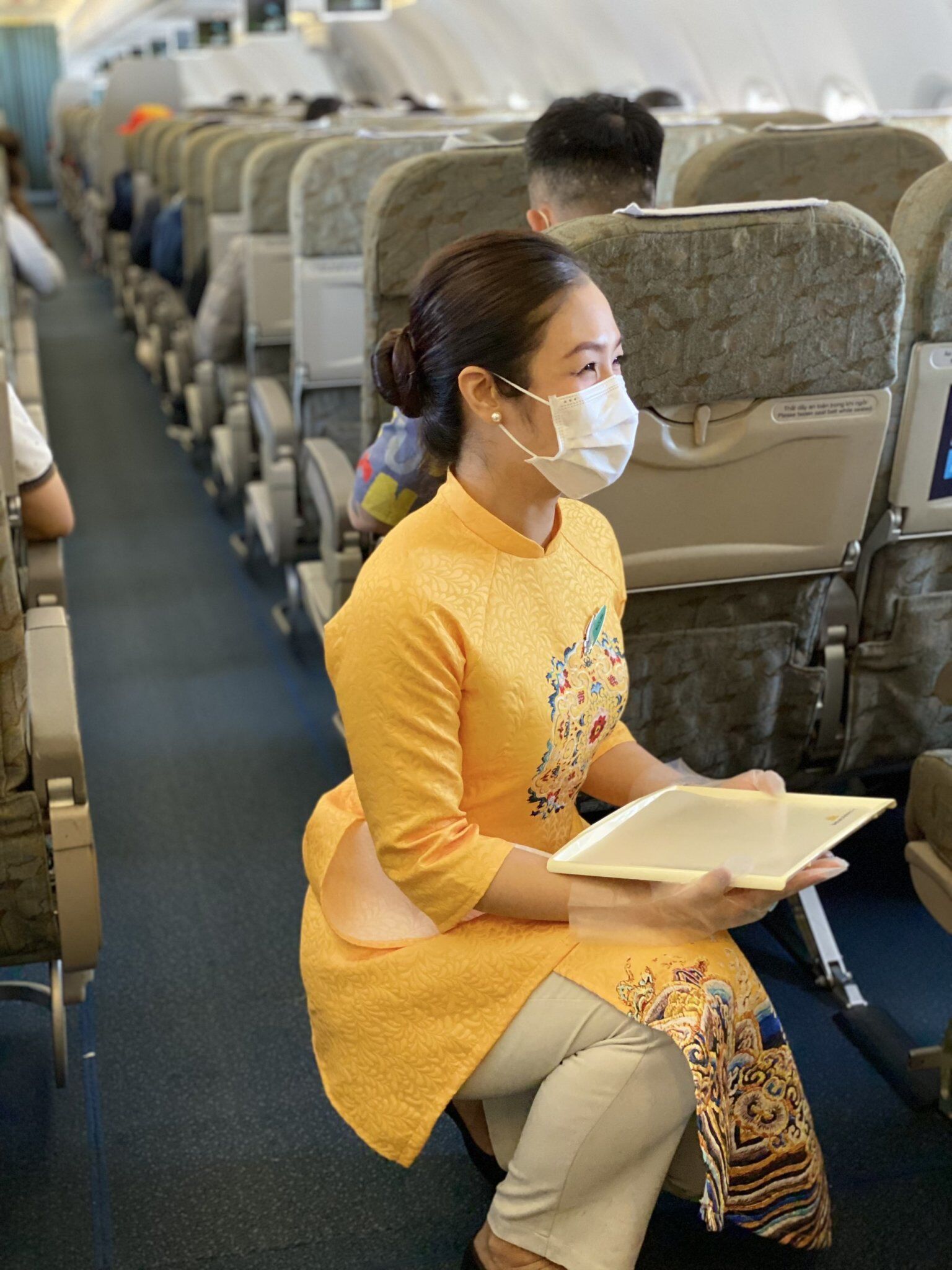 Đằng sau mỗi họa tiết hoa tr&ecirc;n &aacute;o d&agrave;i Tết của người Việt lu&ocirc;n ẩn chứa những th&ocirc;ng điệp đầy &yacute; nghĩa s&acirc;u sắc.