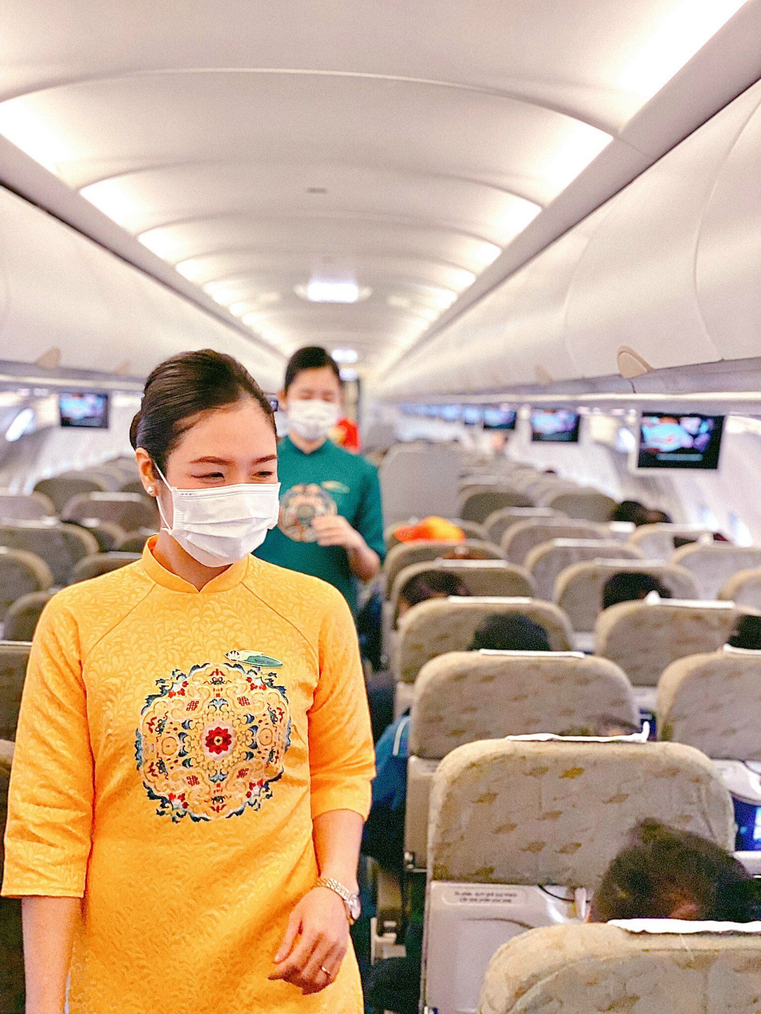 &Aacute;o d&agrave;i truyền thống được coi l&agrave; điểm nhấn mới mẻ của H&atilde;ng h&agrave;ng kh&ocirc;ng Quốc gia trong dịp Tết Nguy&ecirc;n đ&aacute;n, mang kh&ocirc;ng kh&iacute; Tết cổ truyền l&ecirc;n mỗi chuyến bay.