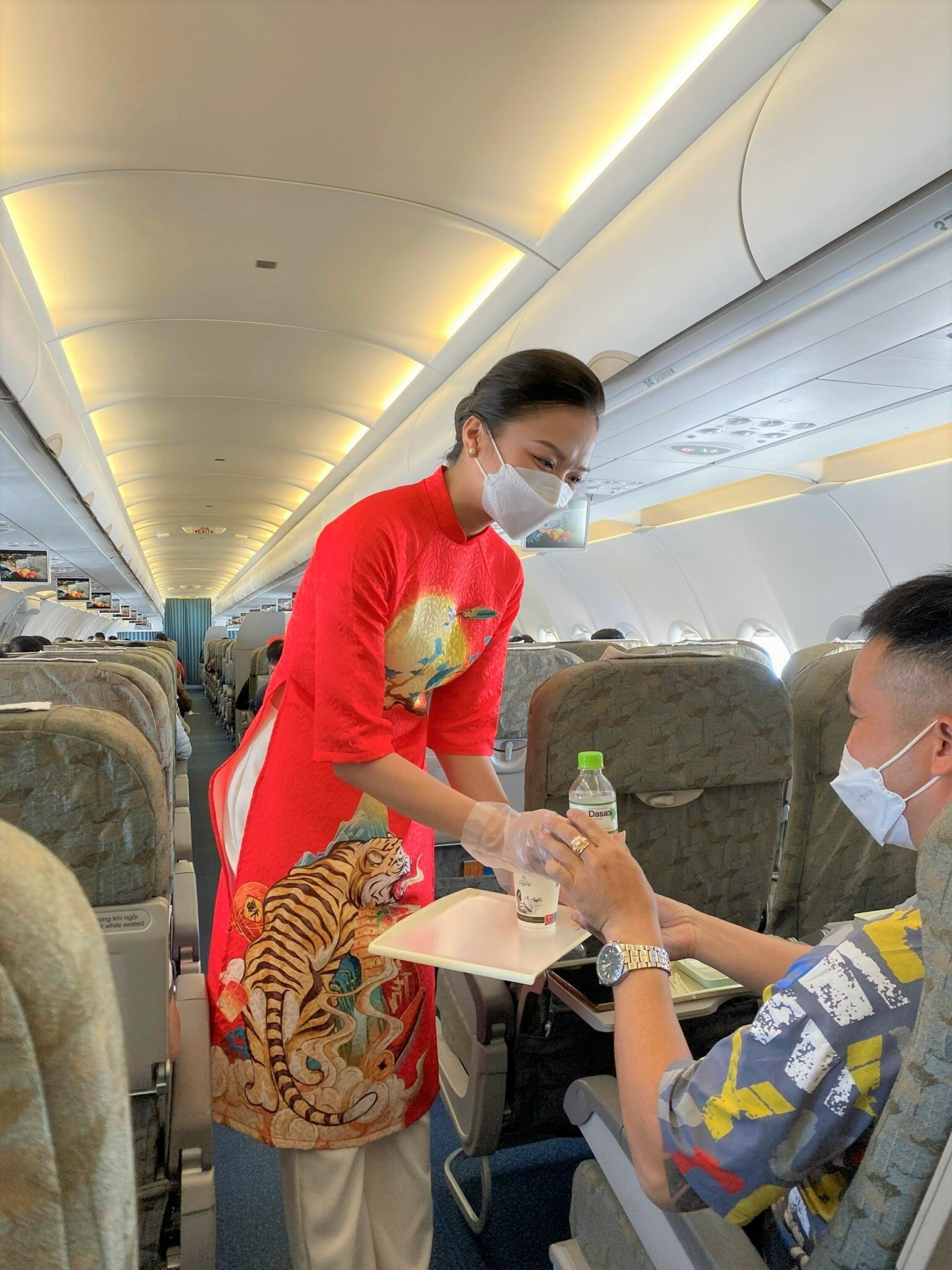 Trong văn h&oacute;a của người Việt, &aacute;o d&agrave;i l&agrave; một trong những bộ trang phục diện Tết kh&ocirc;ng thể thiếu của người phụ nữ. Đằm thắm, dịu d&agrave;ng đầy quyến rũ, những t&agrave; &aacute;o d&agrave;i họa tiết hoa lu&ocirc;n l&agrave; lựa chọn của nhiều người.