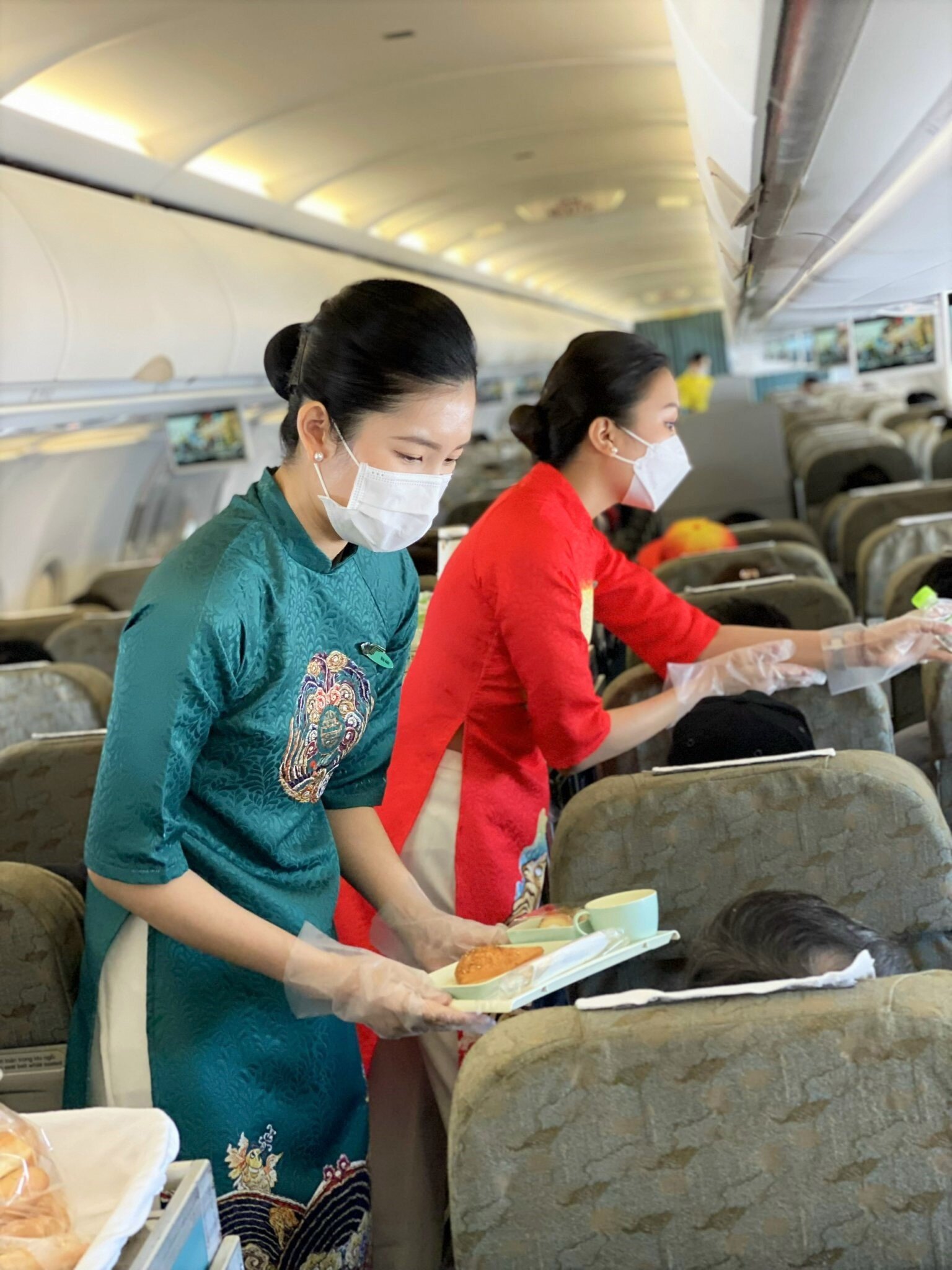 Kh&ocirc;ng chỉ c&oacute; những sắc m&agrave;u v&agrave;ng v&agrave; xanh dương quen thuộc, s&acirc;n bay, khoang m&aacute;y bay giờ đ&acirc;y điểm xuyết th&ecirc;m những sắc m&agrave;u tươi tắn, rực rỡ để ch&agrave;o đ&oacute;n h&agrave;nh kh&aacute;ch l&ecirc;n những chuyến bay ng&agrave;y đầu năm.