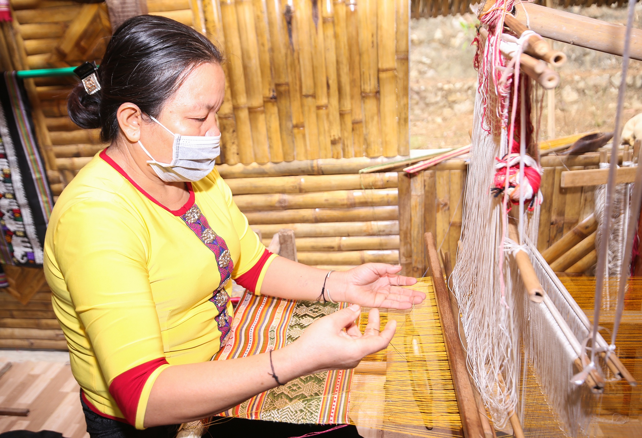 Nhắc đến đặc trưng của đồng b&agrave;o d&acirc;n tộc Th&aacute;i ở huyện miền n&uacute;i Quỳ Ch&acirc;u, tỉnh Nghệ An, người ta kh&ocirc;ng thể kh&ocirc;ng nhắc tới nghề dệt thổ cẩm bản Hoa Tiến, ở x&atilde; Ch&acirc;u Tiến.