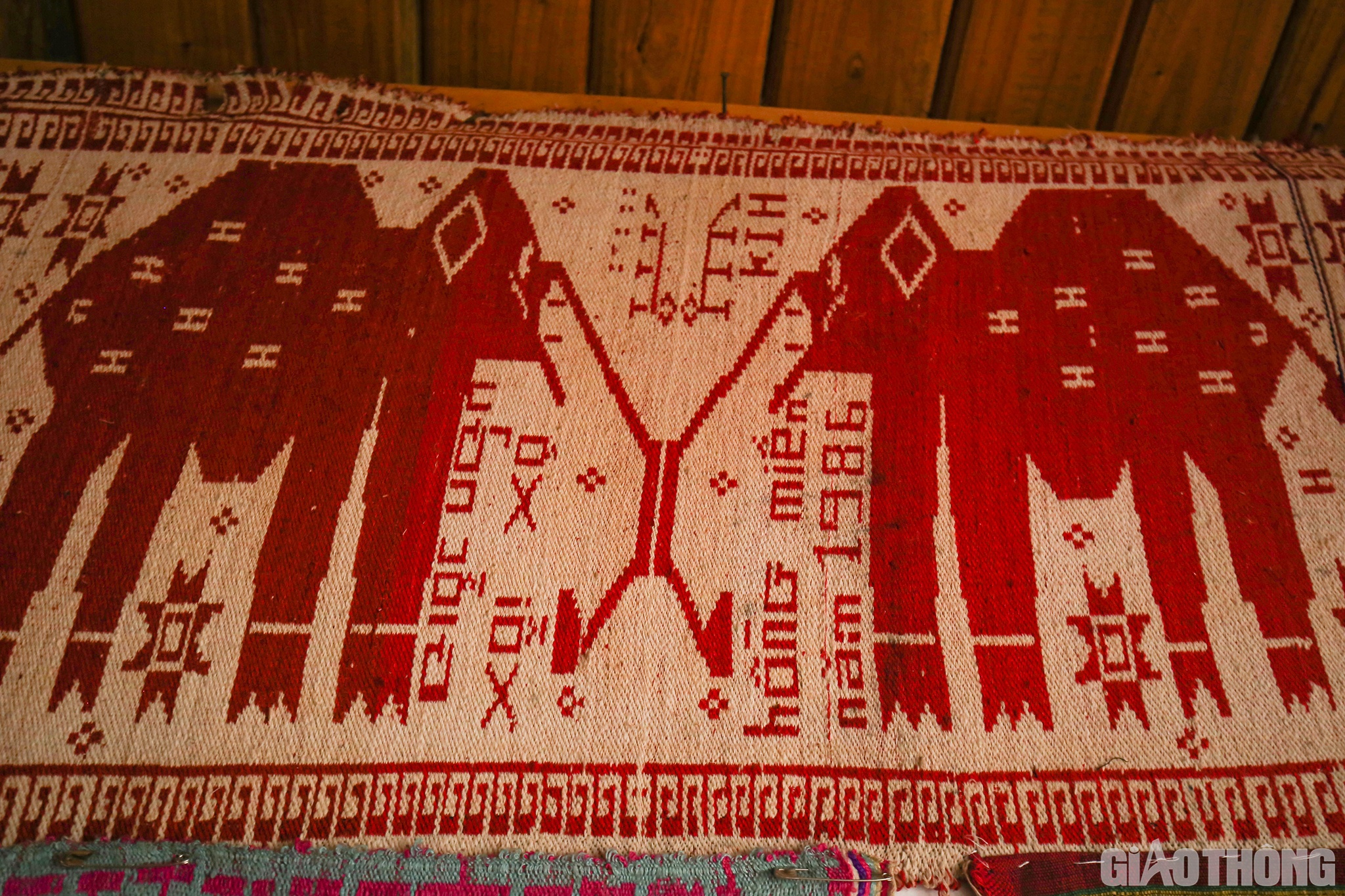 Kể về lịch sử nghề dệt của bản l&agrave;ng, b&agrave; Sầm Thị Nga (50 tuổi) lắc đầu: T&ocirc;i kh&ocirc;ng biết nghề dệt của bản c&oacute; từ khi n&agrave;o. Chỉ biết, khi t&ocirc;i lớn l&ecirc;n đ&atilde; thấy b&agrave; v&agrave; mẹ ngồi b&ecirc;n khung cửi dệt thổ cẩm. Như t&ocirc;i, một ng&agrave;y quay sợi, 5 ng&agrave;y dệt xong 1 c&aacute;i khăn dệt liều; 2 ng&agrave;y dệt xong 1 c&aacute;i khăn th&ecirc;u 2 đầu. Trong c&aacute;c c&ocirc;ng đoạn dệt th&igrave; c&ocirc;ng đoạn l&agrave;m khung họa tiết l&agrave; kh&oacute; nhất....