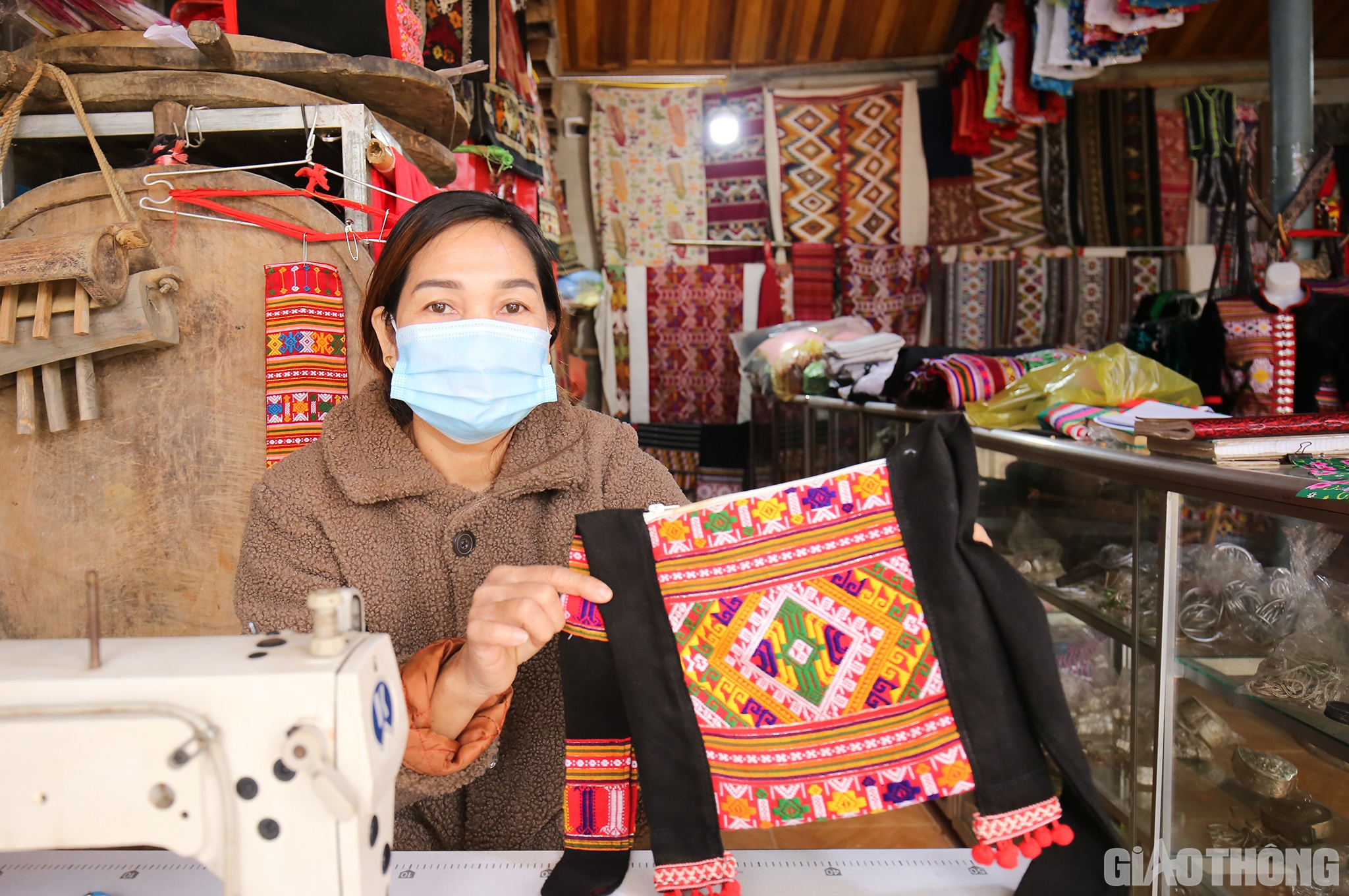 Ban đầu chỉ l&agrave; những hộ gia đ&igrave;nh sản xuất nhỏ lẻ, thị trường chủ yếu l&agrave; trong d&acirc;n cư v&agrave; kh&ocirc;ng ổn định. Sau n&agrave;y, nhờ sự hỗ trợ của ch&iacute;nh quyền địa phường, c&aacute;c hộ d&acirc;n đ&atilde; li&ecirc;n kết với nhau th&agrave;nh chuỗi để hỗ trợ sản xuất v&agrave; ti&ecirc;u thụ.