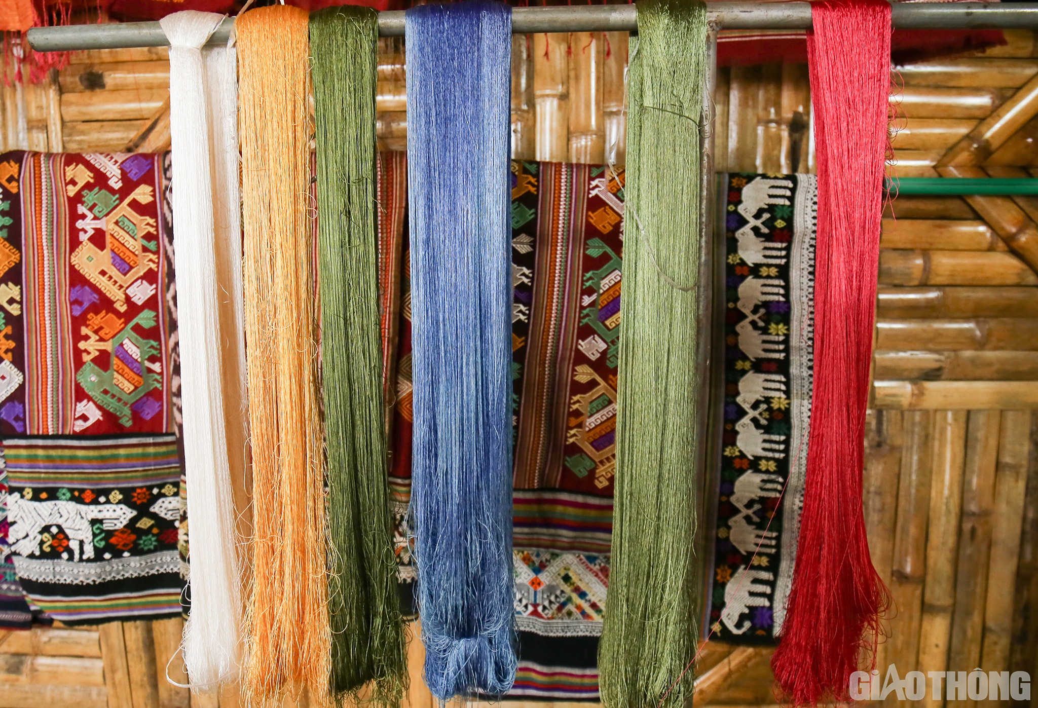 Theo người d&acirc;n nơi đ&acirc;y, nghề dệt thổ cẩm Hoa Tiến đ&atilde; c&oacute; hơn 100 năm - đ&acirc;y được xem l&agrave; c&aacute;i n&ocirc;i dệt thổ cẩm của người Th&aacute;i ở Nghệ An.