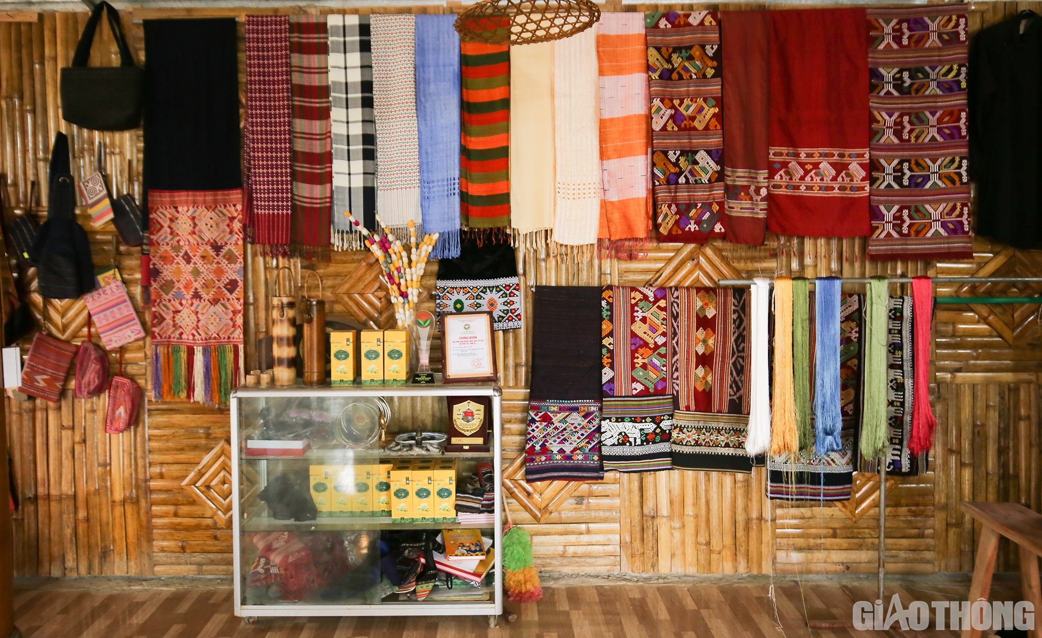 Năm 2010, Hợp t&aacute;c x&atilde; L&agrave;ng nghề dệt thổ cẩm Hoa Tiến được th&agrave;nh lập. Mục ti&ecirc;u l&agrave; kh&ocirc;i phục, bảo tồn v&agrave; g&igrave;n giữ những gi&aacute; trị văn h&oacute;a m&agrave; &ocirc;ng cha g&acirc;y dựng.